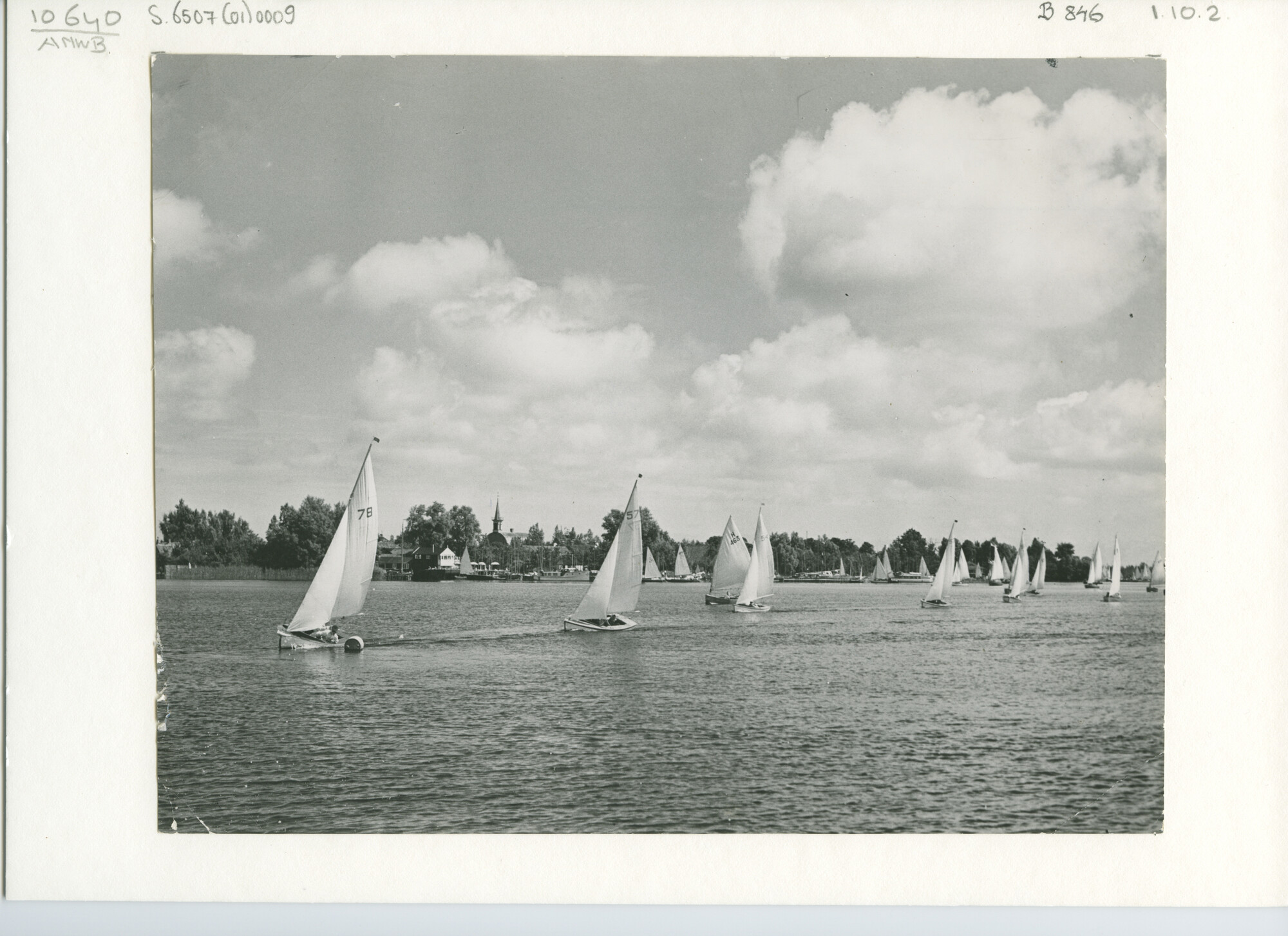 S.6507(01)0009; Foto van de Hollandweek I: de Jeugdbootklasse met lekker briesje op de Loosdrechtse Plassen; foto