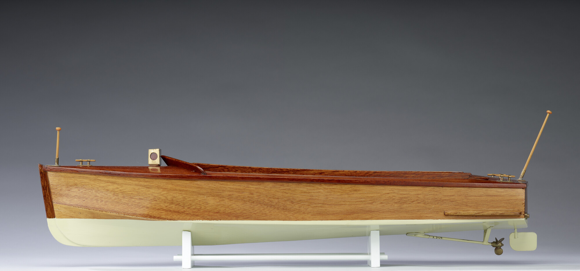A.5425; Model van een snelle open motorboot; scheepsmodel