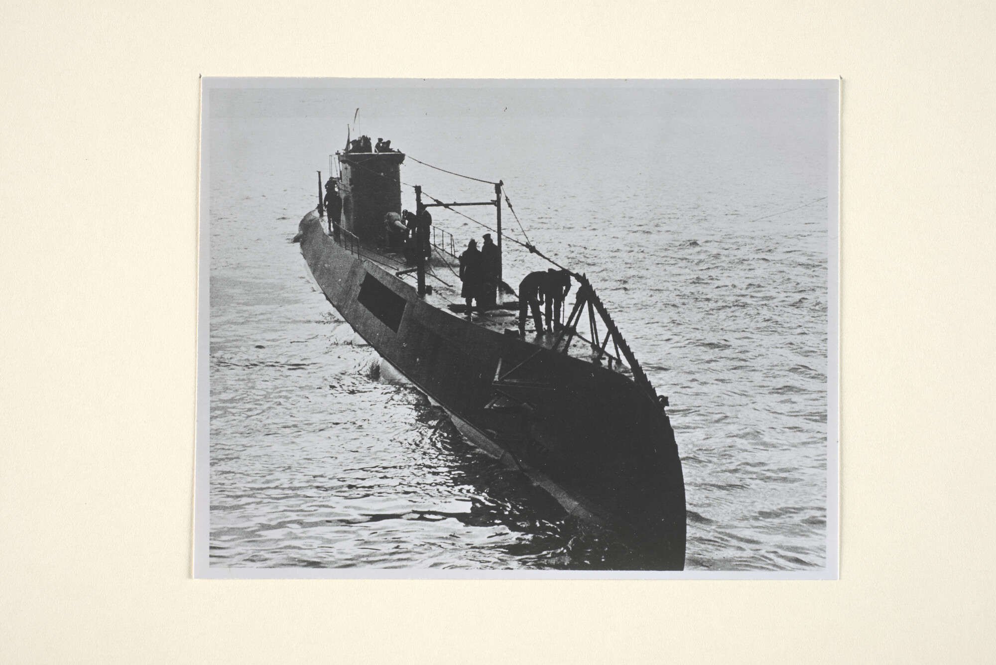 1994.7368; Aankomst van de onderzeeboot Hr.Ms. O 21 in een haven; foto