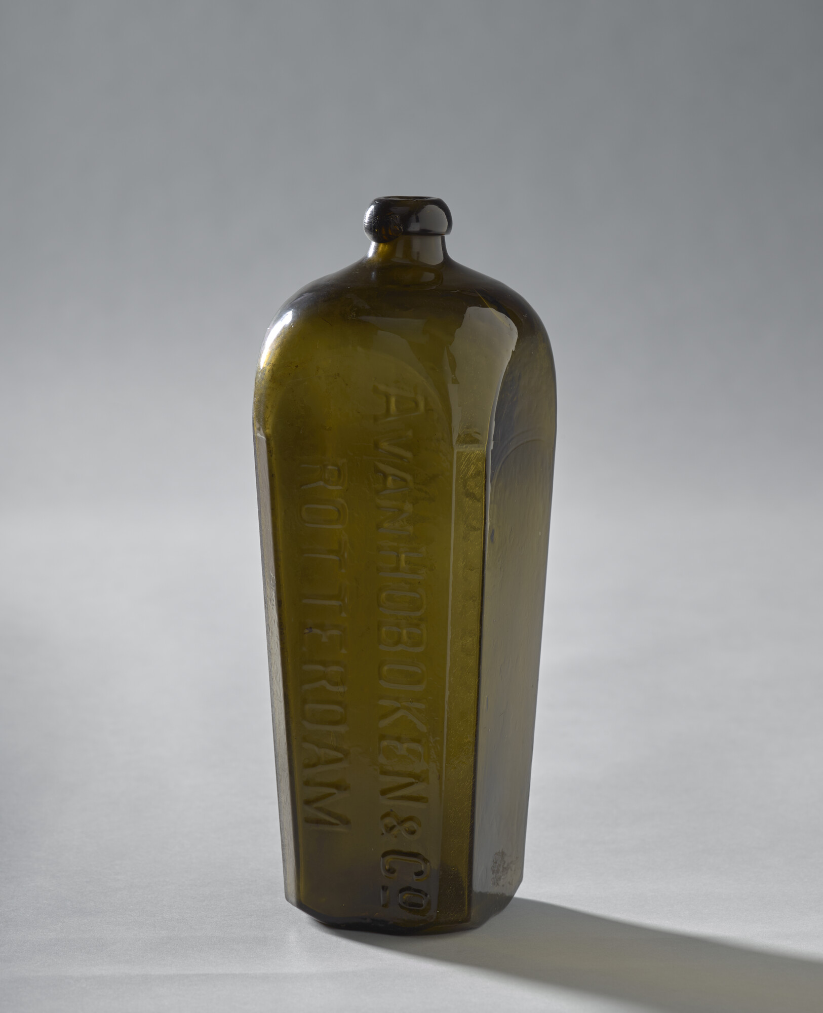 1990.0961; Vierkante jeneverfles. Met opschrift A. van Hoboken & Co. Rotterdam; fles