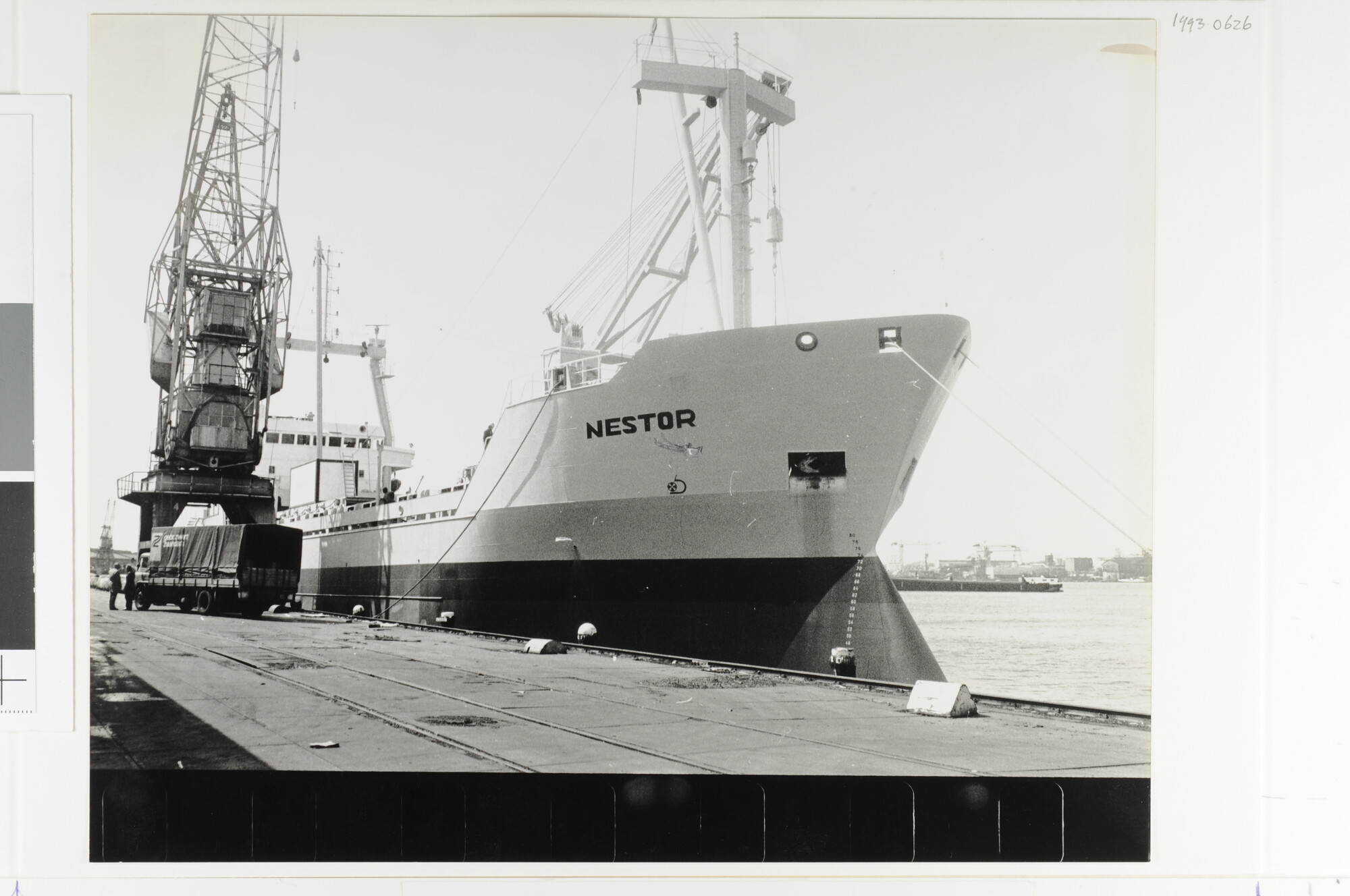 1993.0626; Het vrachtschip ms. 'Nestor' van de KNSM ligt afgemeerd aan de kade; foto