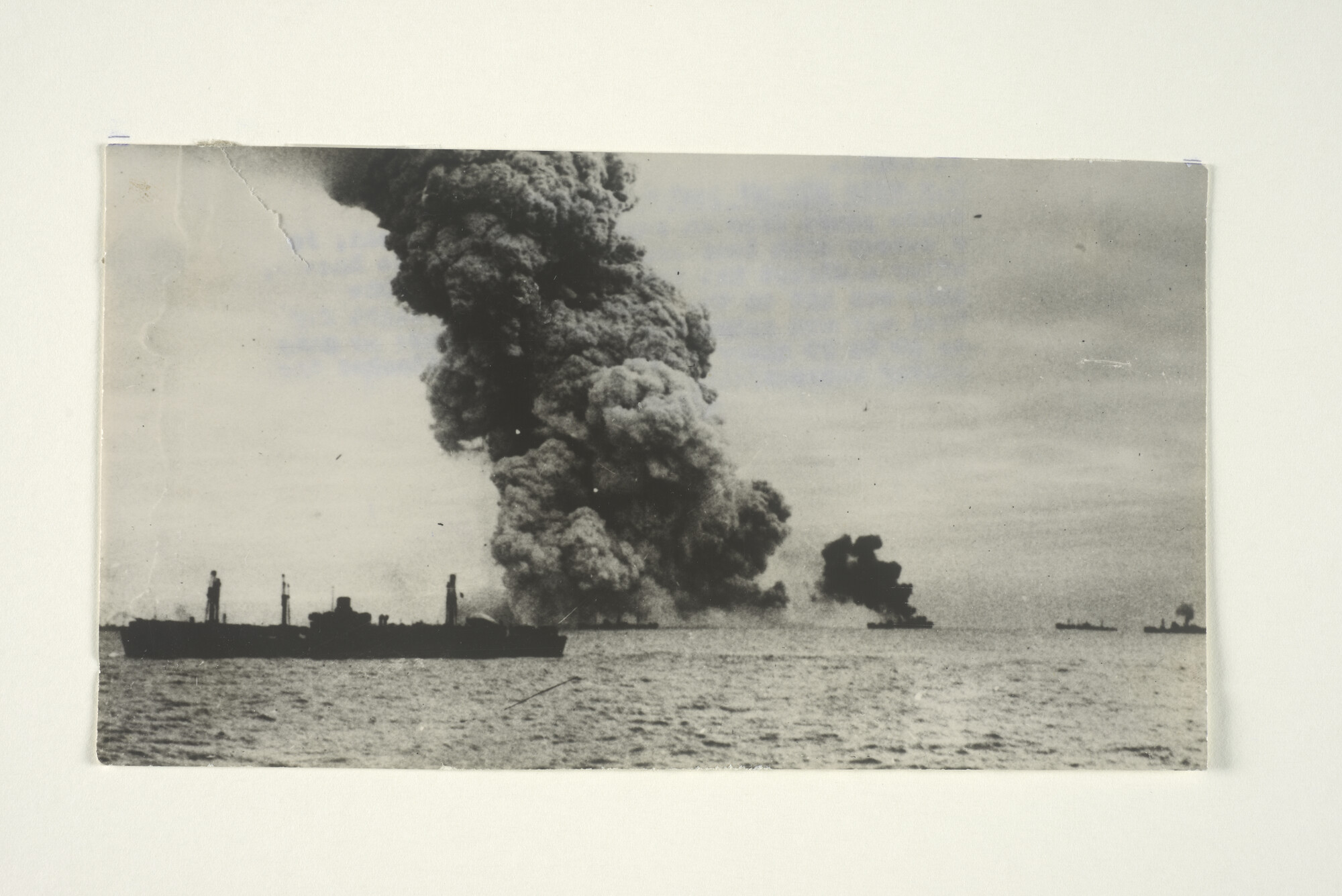 2000.3477; US Ship hit. Een Amerikaans vrachtschip op weg naar Moermansk explodeert op [...]; foto
