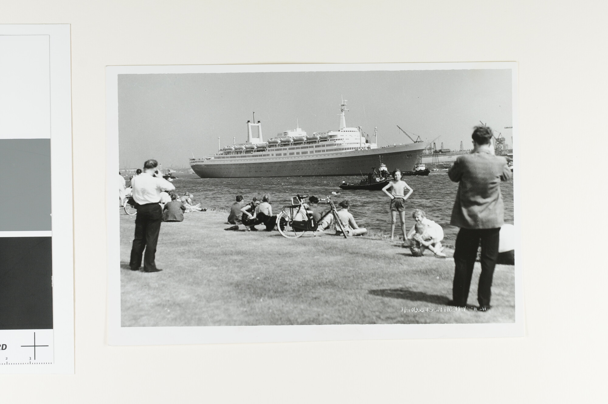 A.4509(198); Belangstelling vanaf de waterkant voor het passagiersschip ss. 'Rotterdam'; foto