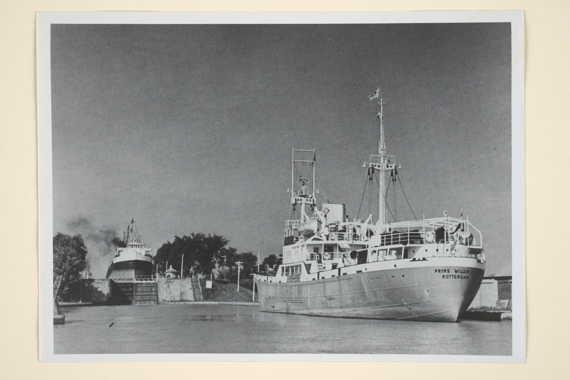 1996.0871; Het vrachtschip met passagiersaccommodatie ms. 'Prins Willem II' van de Oranje Lijn ligt afgemeerd voor een sluis in het Cornwall Kanaal; foto