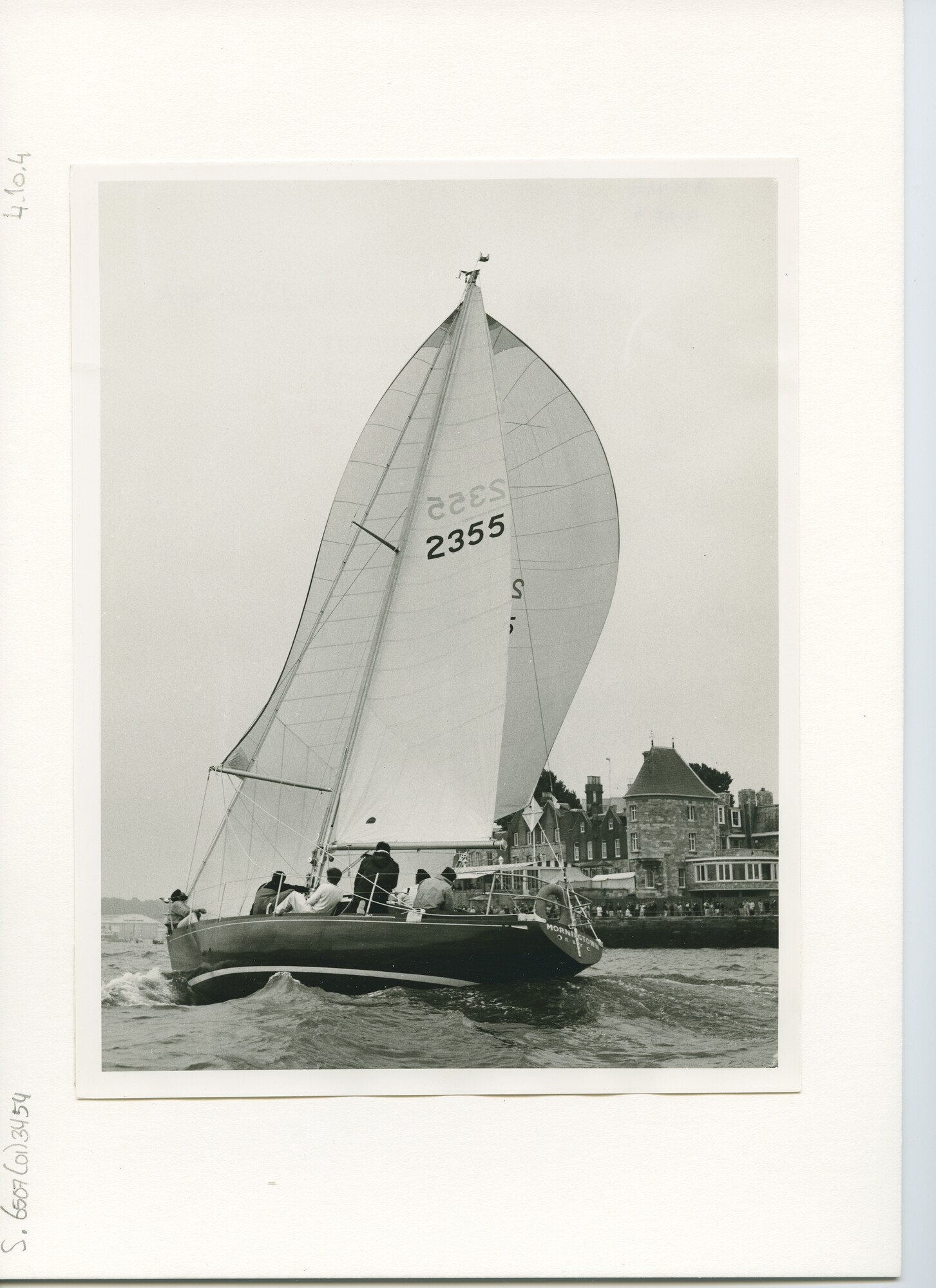 S.6507(01)3454; Het Britse zeegaande polyester kajuitzeiljacht Morningtown R.B.Y.C. zeilnummer 2355, met ruime wind zeilend; foto