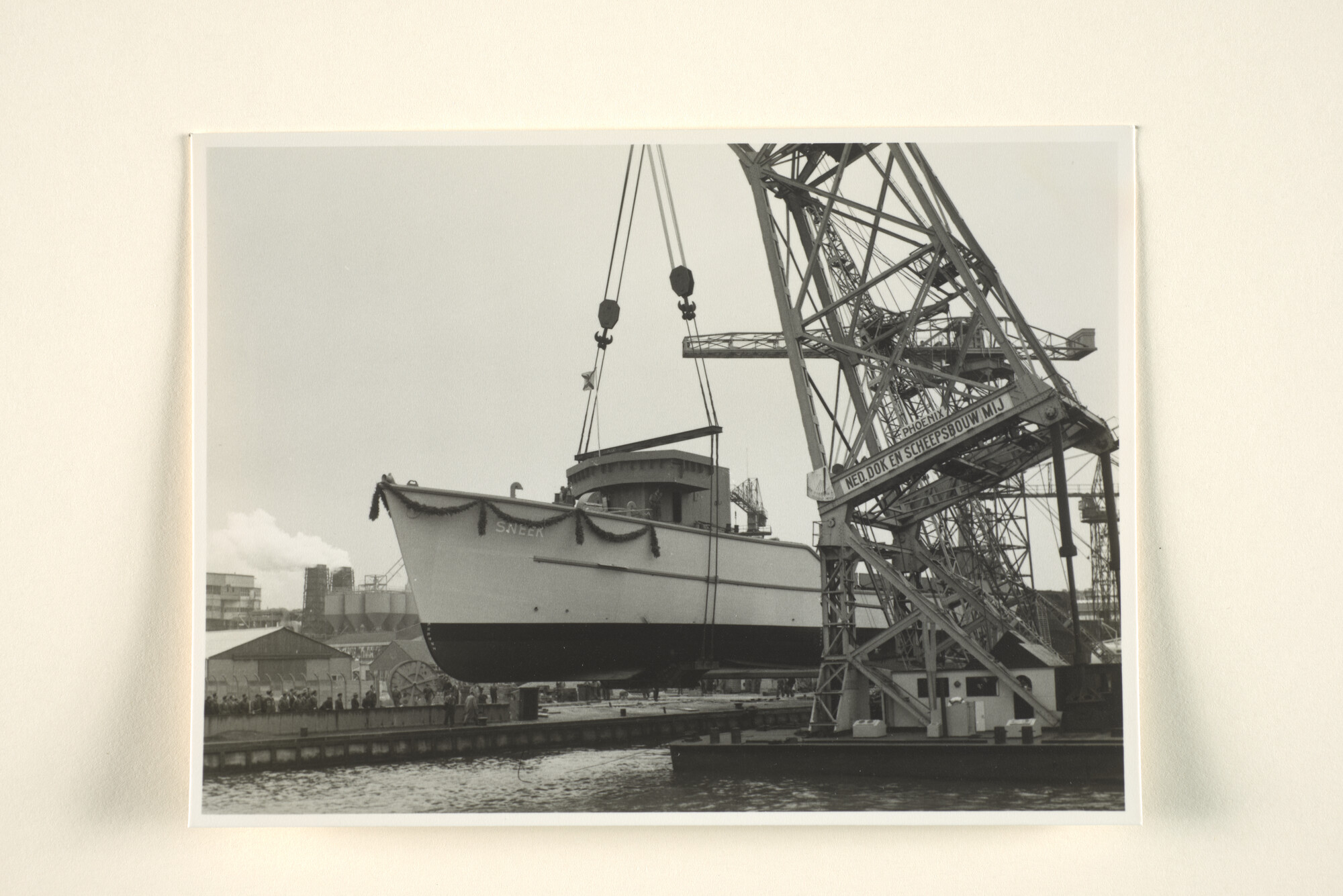 1995.1066; Foto's van de tewaterlating van de mijnenveger Hr.Ms. 'Sneek' (M 824) bij de werf van Verschure & Co te Amsterdam [...]; fotoreportage