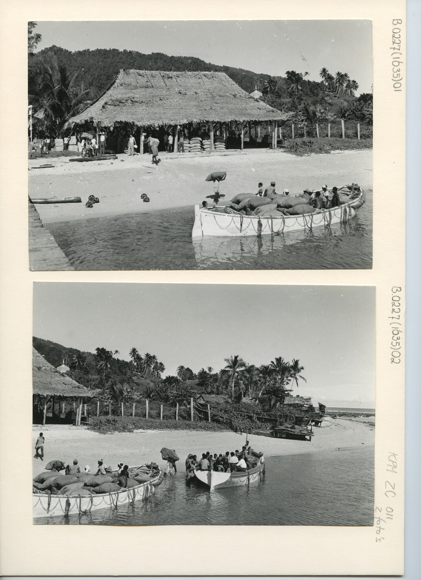 B.0227(1635)01; Foto van het laden van laadboten op het strand van Kaimana; foto