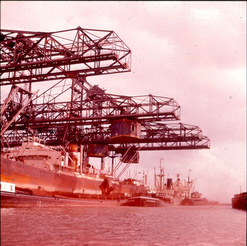 S.9100(0106); Overslagterreinen van het "Overslag Bedrijf Amsterdam"; diapositief