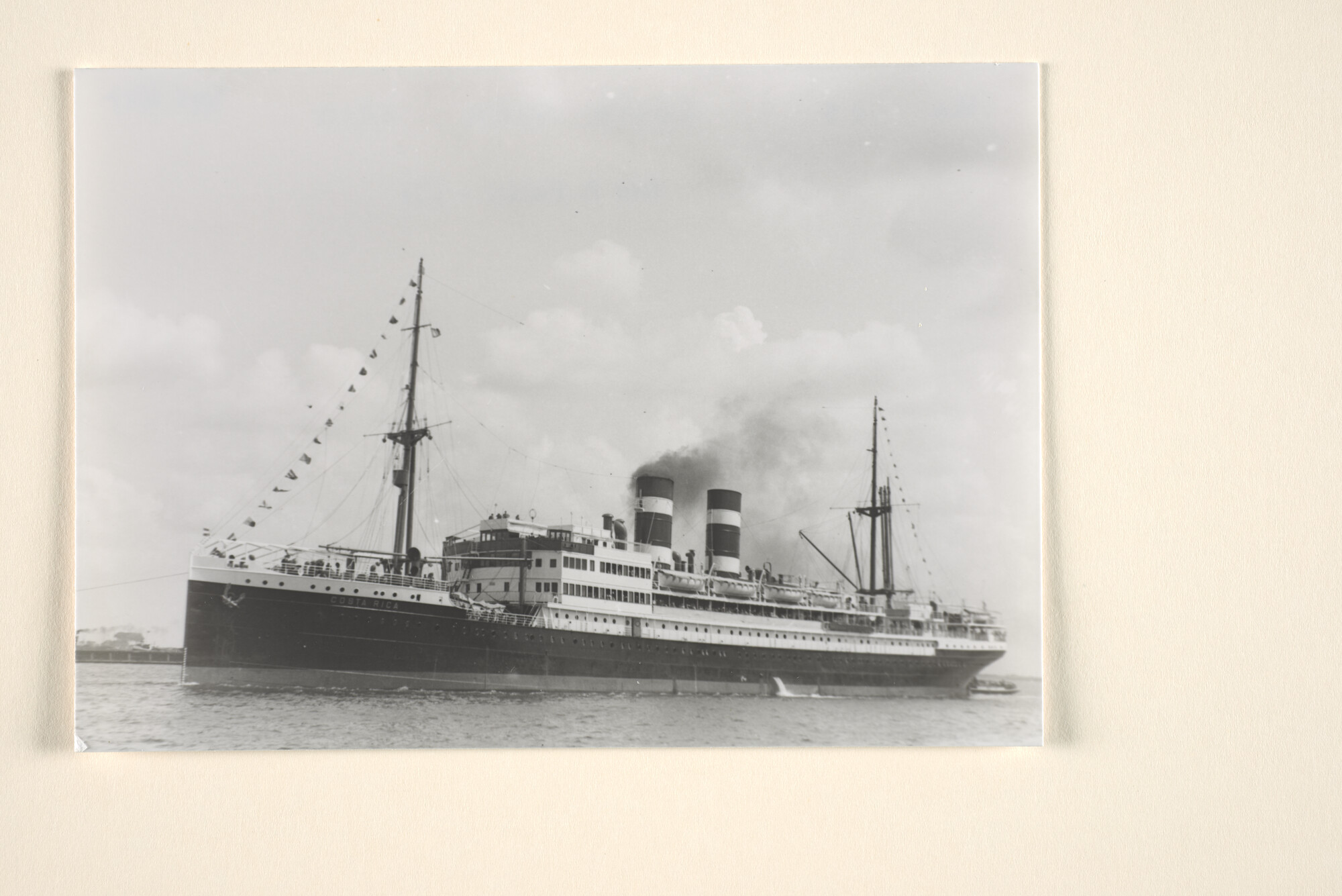 1995.6647; Het passagiersschip ms. Colombia van de KNSM op het Noordzeekanaal; foto
