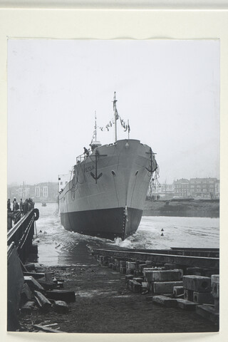 S.5219(12)0395; Foto's van de tewaterlating van het vrachtschip ms. 'Vega'; fotoreportage