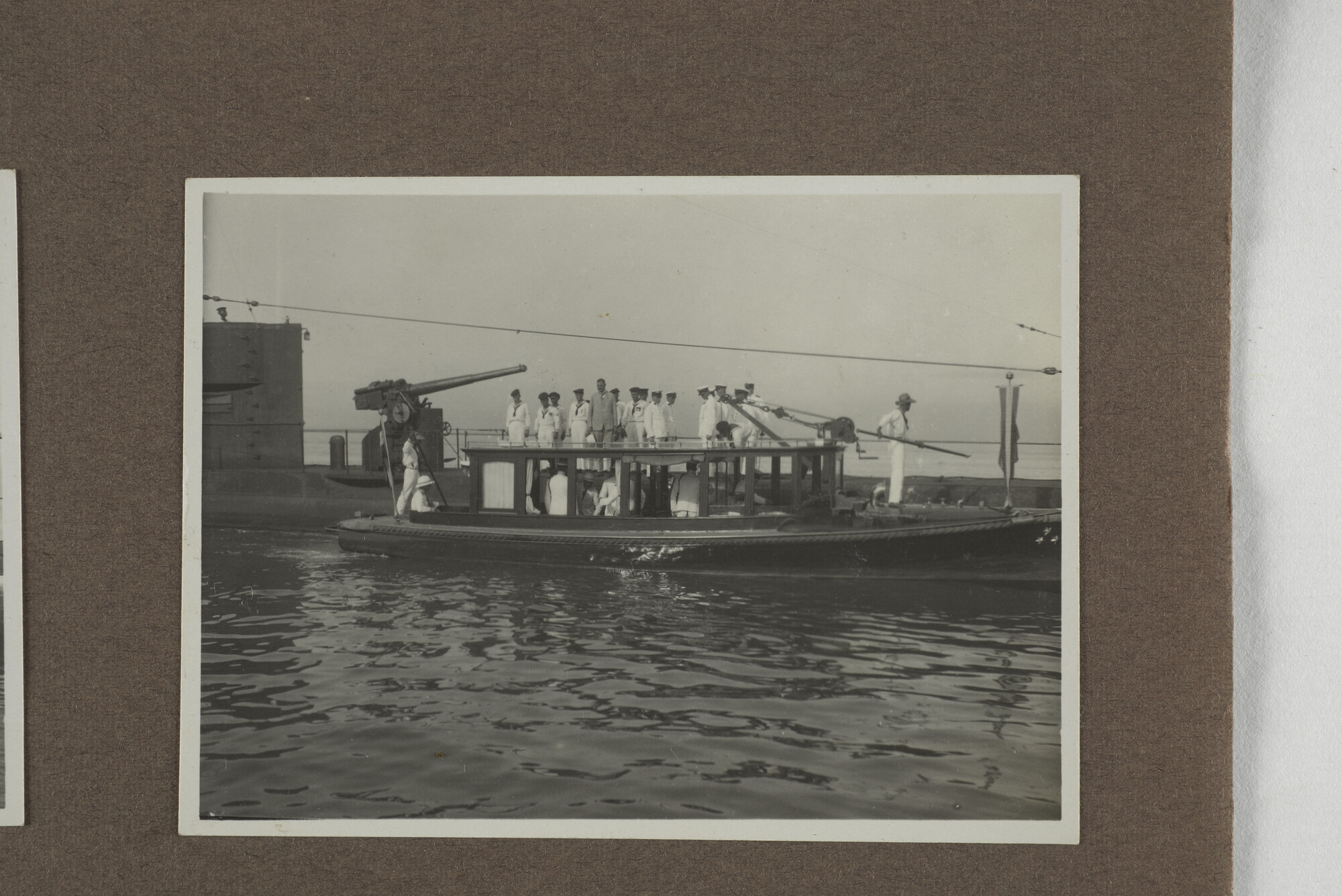 1994.2053; Negen losse bladen uit een album met fotos van de onderzeeboot Hr.Ms. K [...]; fotoreportage