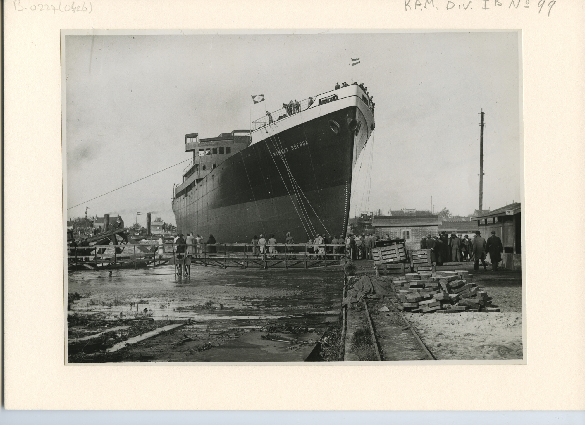 B.0227(0426); Foto van het vrachtschip ms. Straat Soenda van de KPM; foto