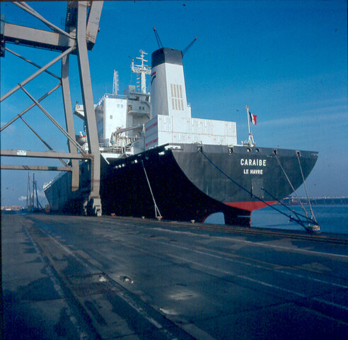 S.9100(8735); Dia van het Franse containerschip Caraibe uit Le Havre voor de wal bij de CTA [...]; diapositief