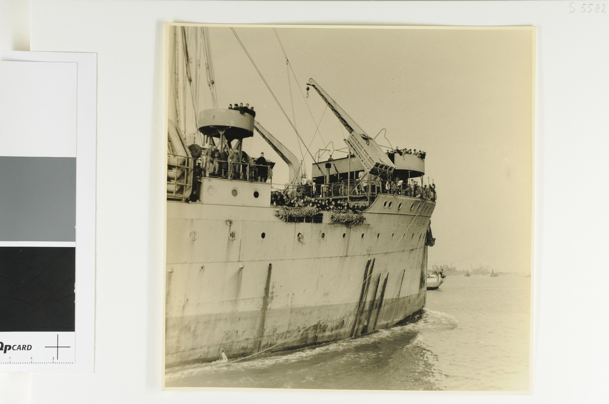 S.5582 a 0721; Het tot troepentransportschip omgebouwde passagiersschip ss. Tjisadane van [...]; foto