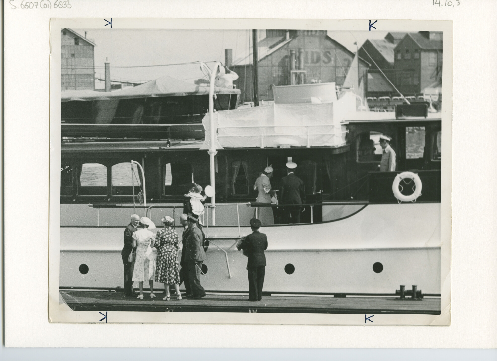 S.6507(01)6833; Foto van H.M.de Koningin komt met twee Prinsesjes bij de Haarlemse jachtclub A/B "Piet Hein"om naar Spaarndam te varen waar Prinses Margriet een monument onthulde; foto