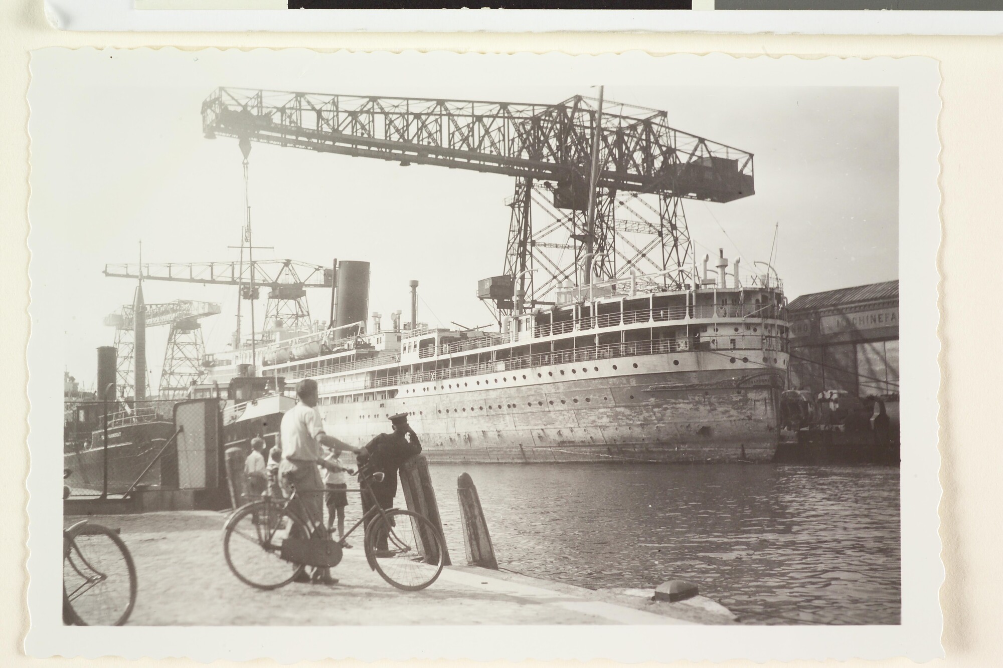 1995.5152; Het passagiersschip ms. 'Dempo' van de Rotterdamsche Lloyd vertrekt met hulp van sleepboten vanaf de afbouwkade van de Koninklijke Maatschappij 'De Schelde' [...]; foto