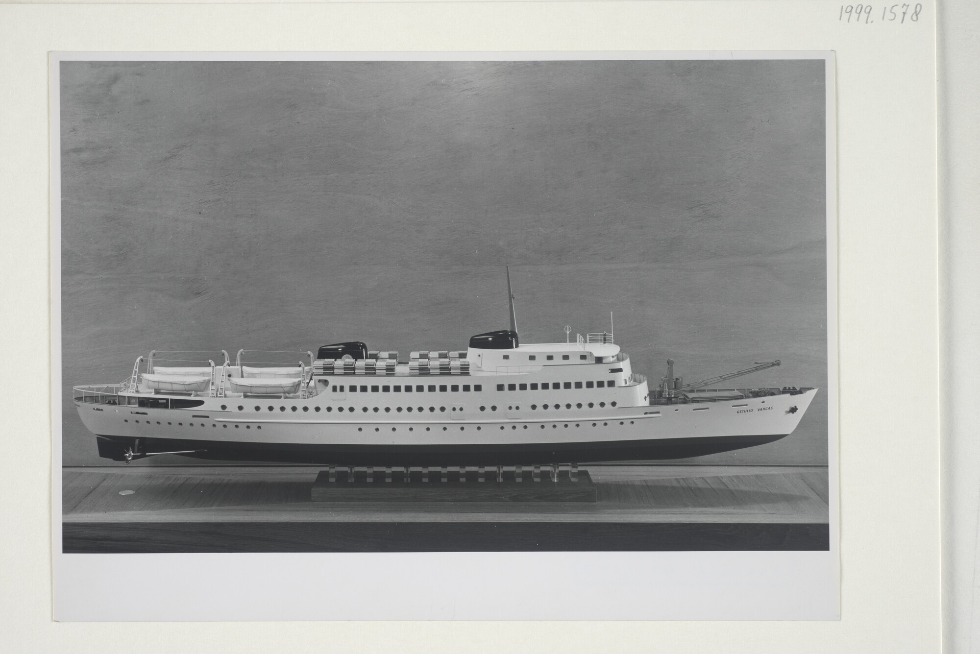 1999.1578; Foto's van het scheepsmodel van het Braziliaanse passagiersschip ms. Getuilio Vargas; fotoreportage