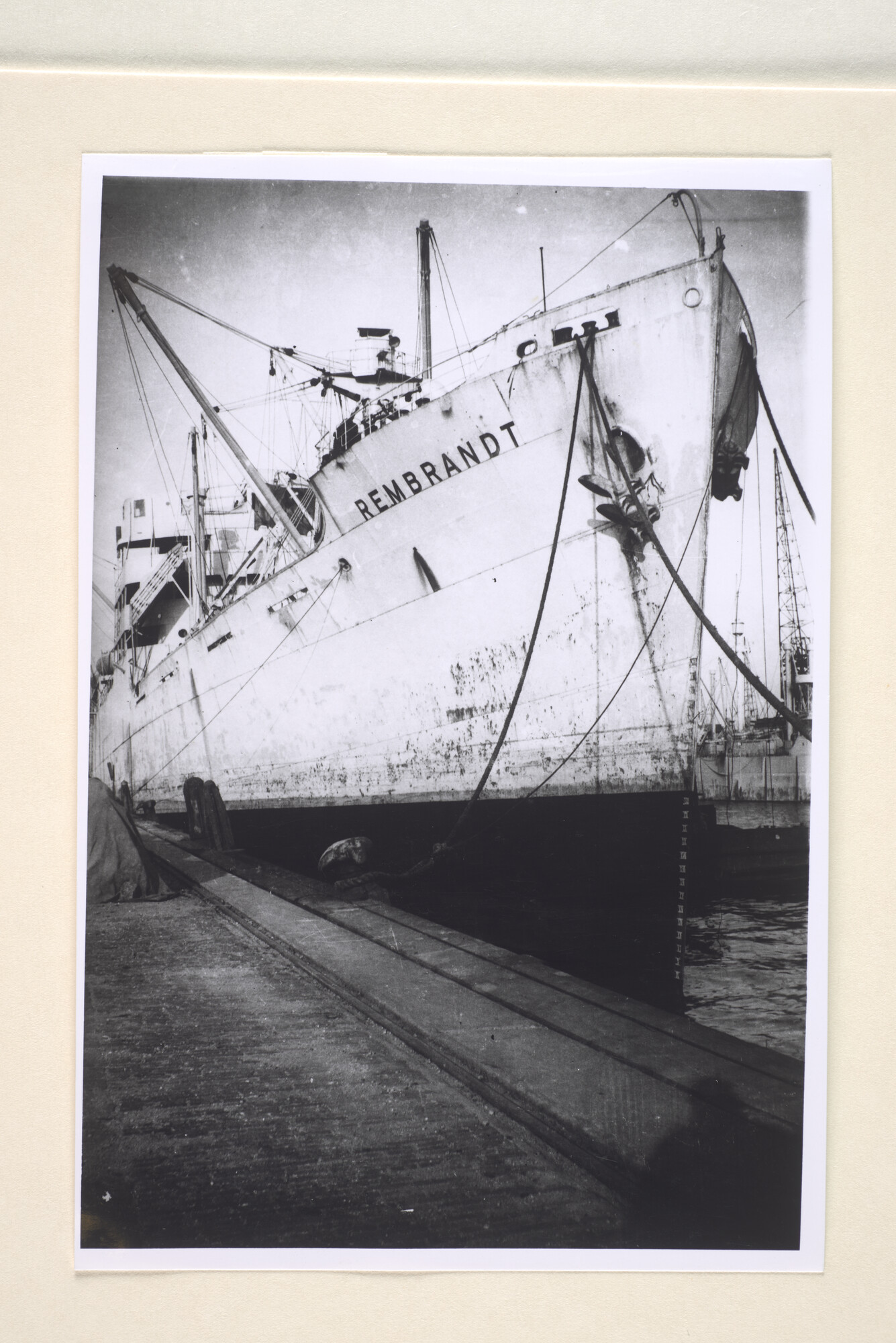 1996.3080; Een serie negatieven van het vrachtschip (Empire-type) ms. Rembrandt (ex- Empire Trust) voordat het schip werd omgedoopt tot Amerskerk; negatief