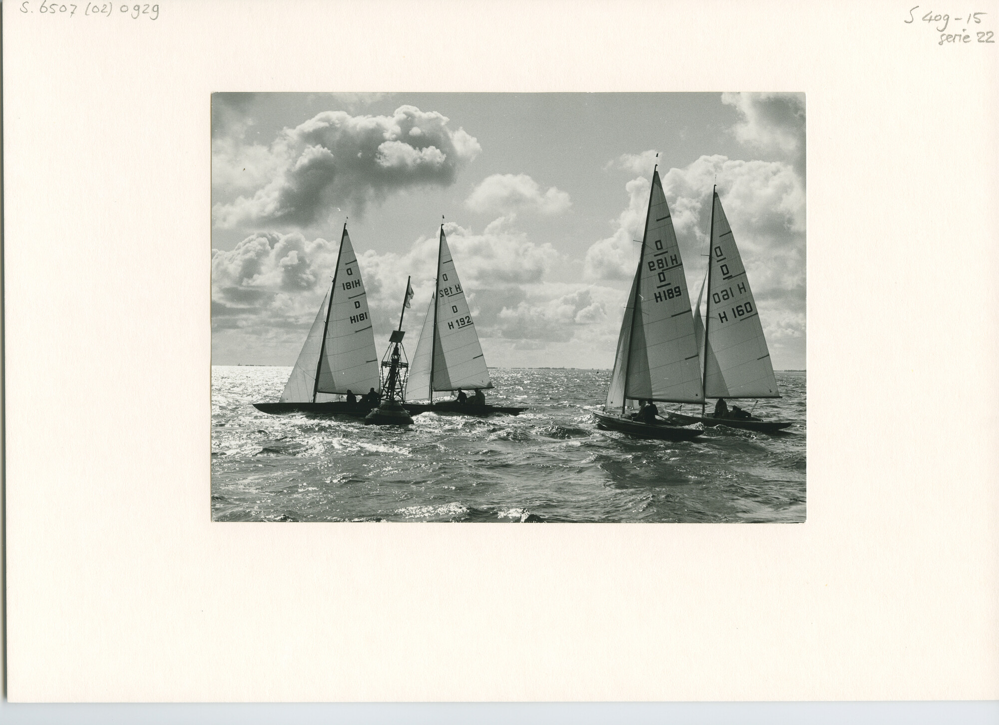 S.6507(02)0929.02; Zwart-wit foto van de Drakenklasse in actie bij Den Helder; foto