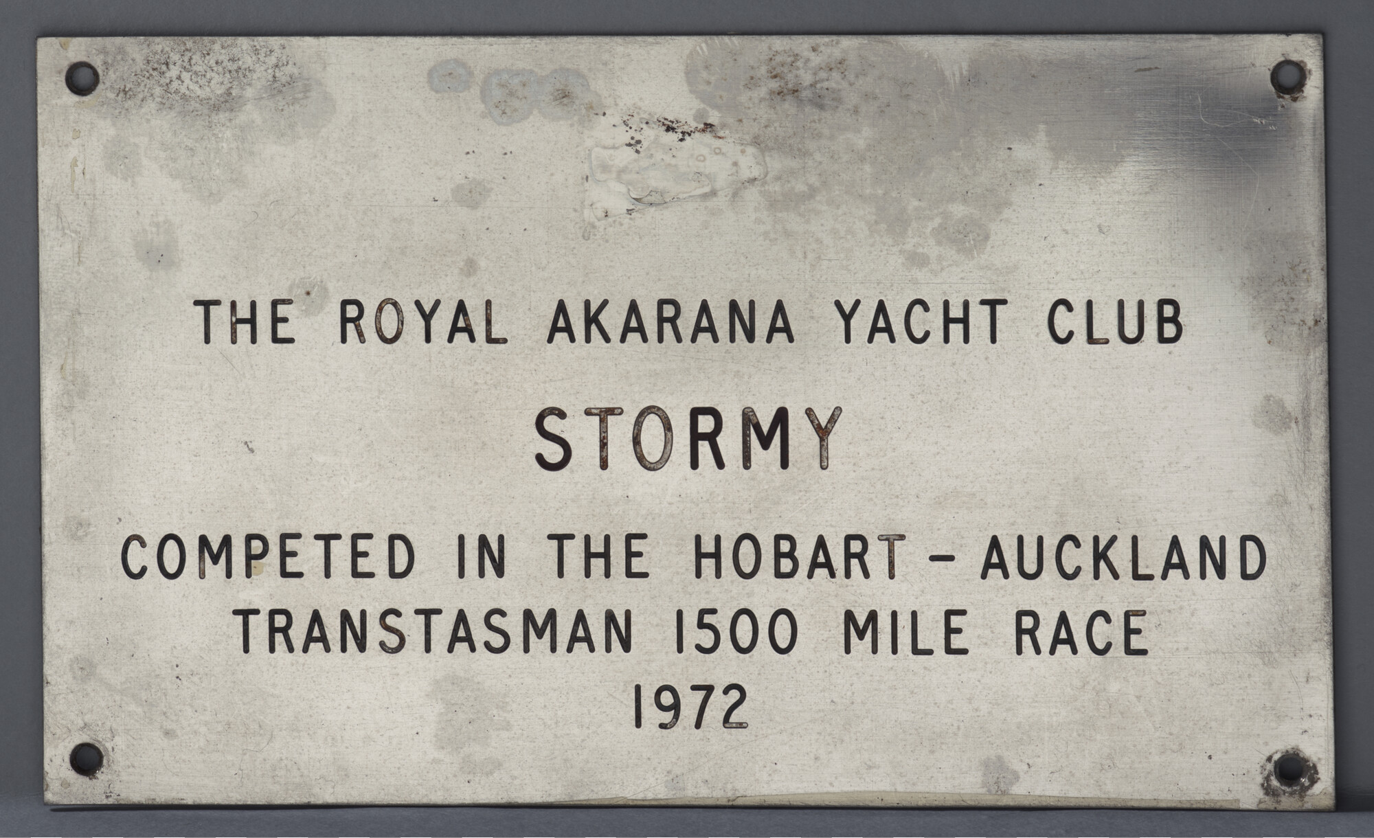 2016.1567; Metalen plaatje als aandenken aan de Hobart-Auckland Transtasman 1500 Mile Race van de Royal Akarana Yacht Club in 1972; plaatje