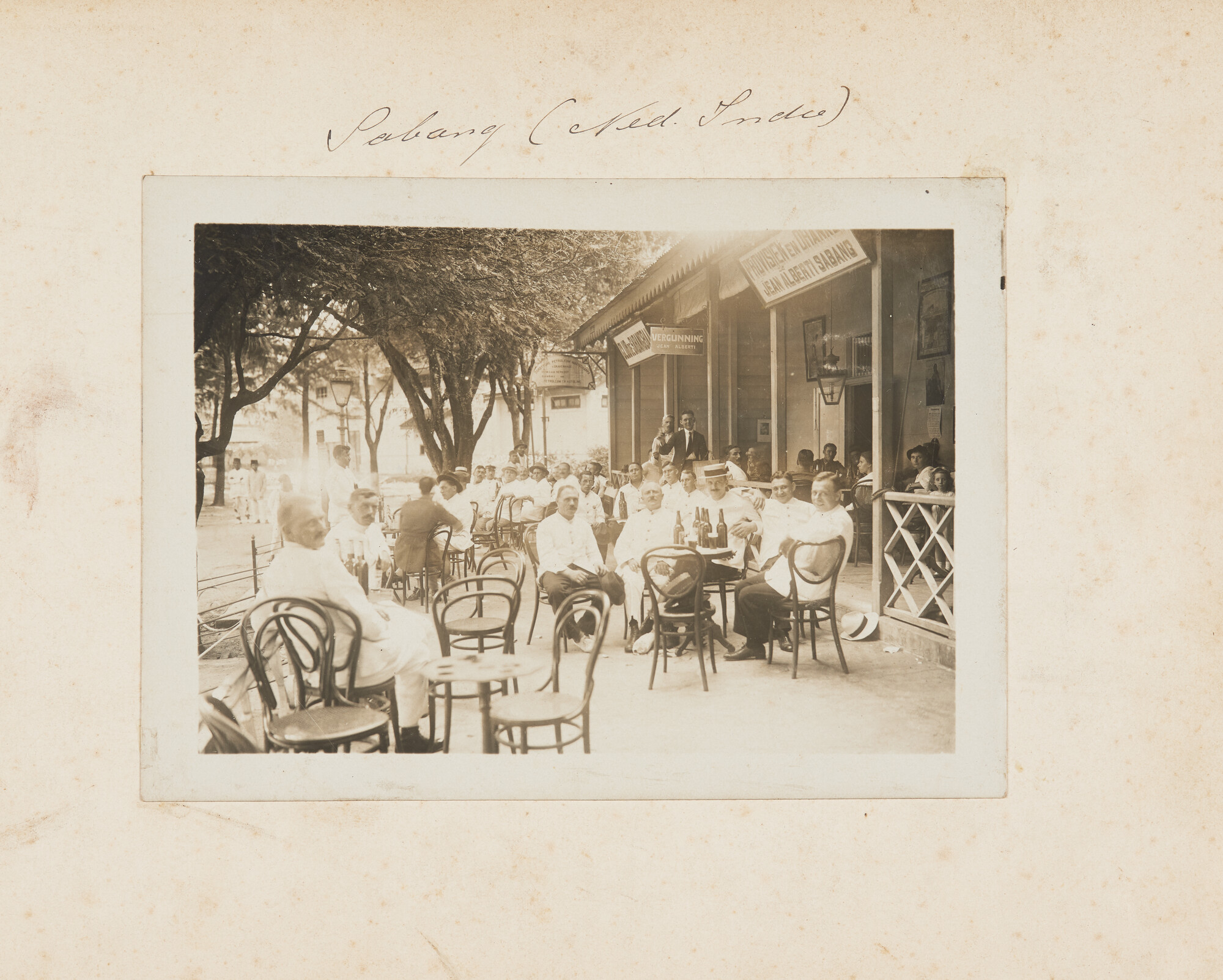 2019.0669; Album met foto's gemaakt aan boord van diverse schepen van de KNSM van kelner Gerhardus Pieter Jansen; fotoalbum