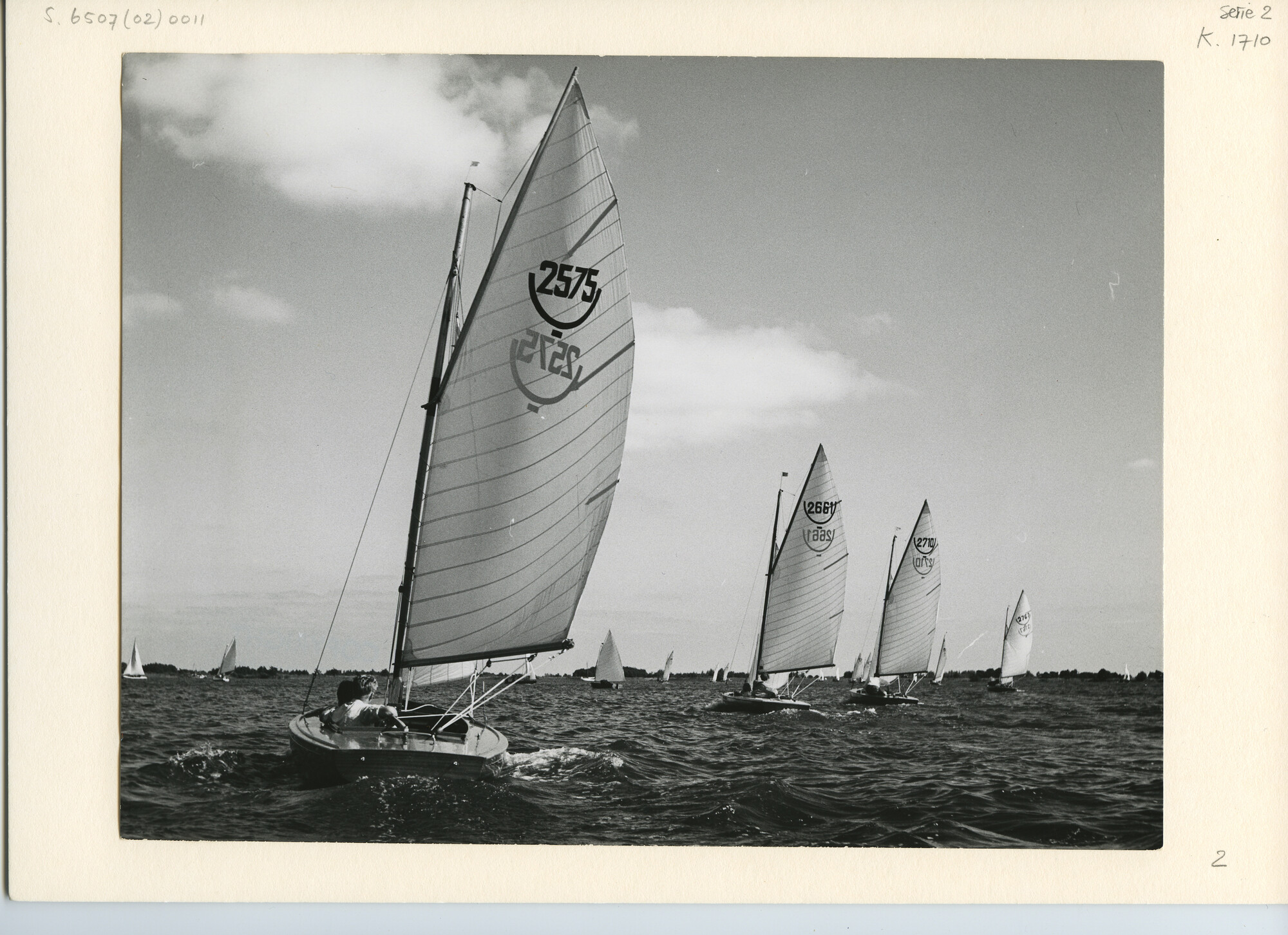 S.6507(02)0011; Zwart-wit foto van de 16m² klasse tijdens een wedstrijd op de Nieuwkoopse plassen, 1957; foto