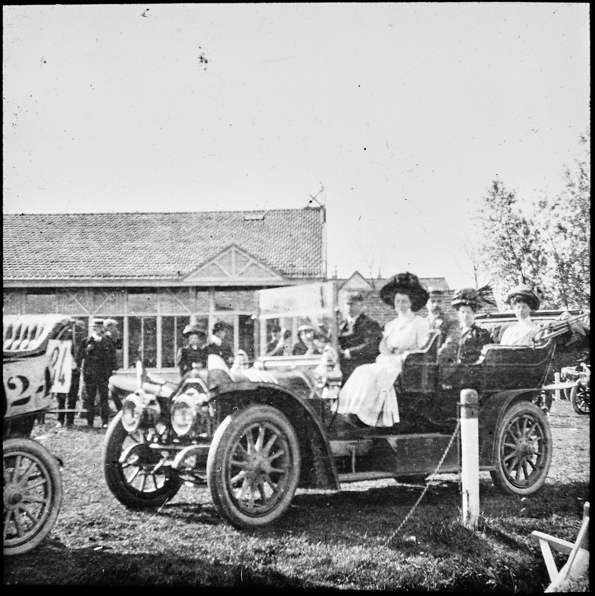 S.1156(06)375-08; Lantaarnplaatje van de Familie Bos in een auto.; lantaarnplaatje