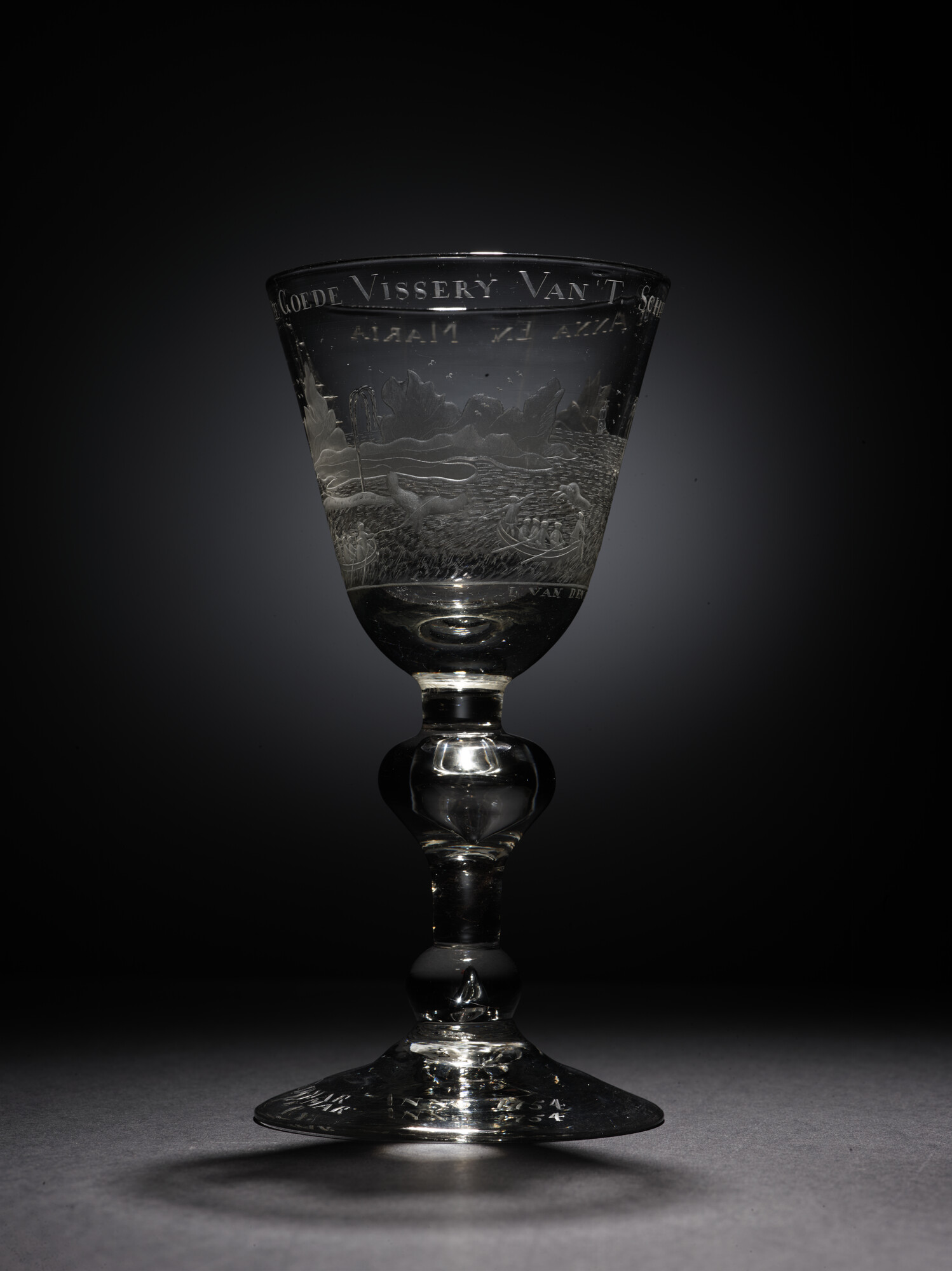 2020.0003; Bokaal met radgravure van een voorstelling van de walvisvaart en opschrift 'De goede visserij van 't schip de Anna en Maria'; drinkglas