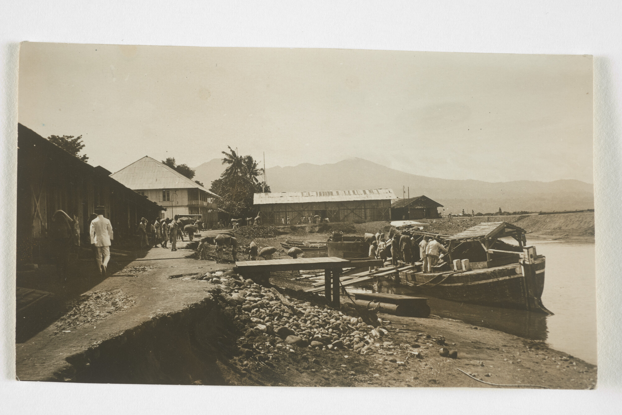 2000.1904; Fotos van de prauwenhaven en overslag onder andere copra te Menado [...]; fotoreportage
