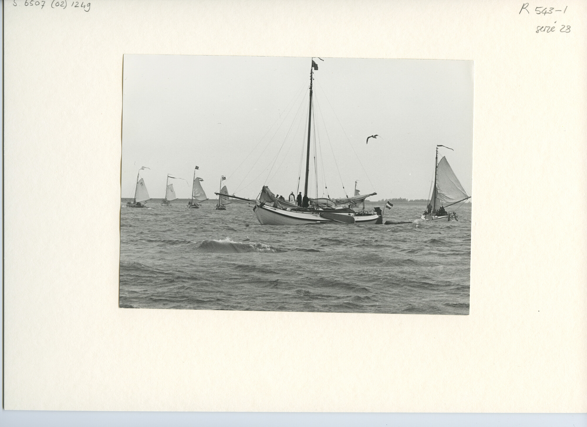 S.6507(02)1249.04; Zwart-wit foto van de reunie van ronde en platbodemjachten te Medemblik in 1964; foto