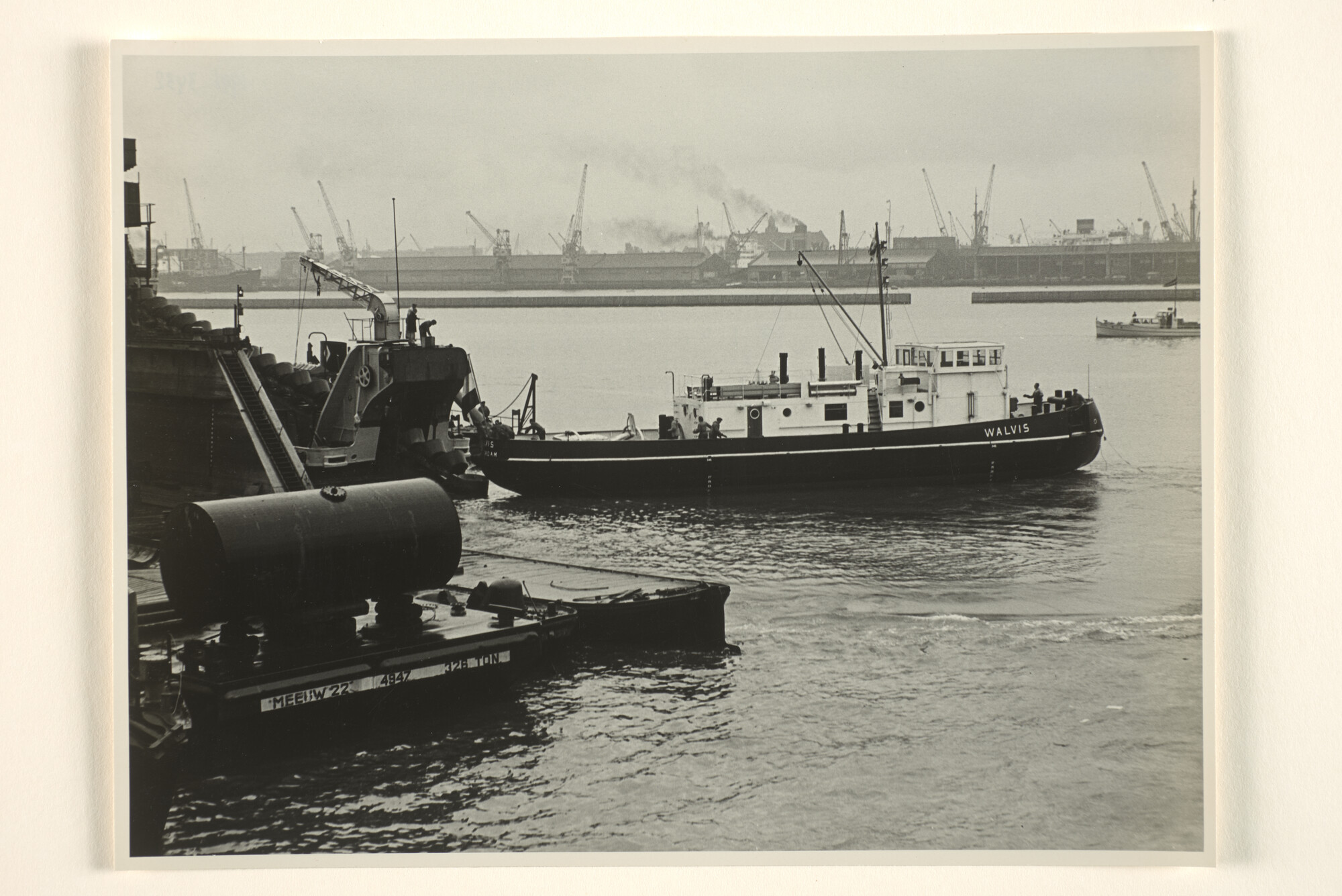 1996.3432; Foto's van de tewaterlating van de ijsbreker ms. 'Walvis' eigendom van Vereniging Algemeene Scheepvaart Belangen te Amsterdam bij scheepswerf Verschure & Co; fotoreportage