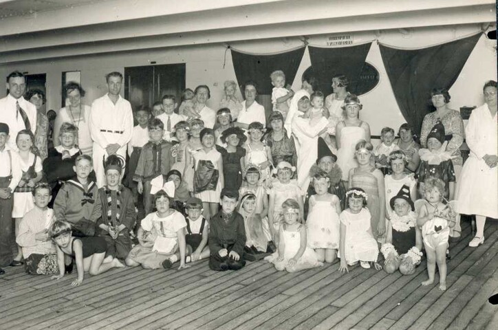 2001.2591; Verklede kinderen aan boord van ms. Christiaan Huygens'; foto