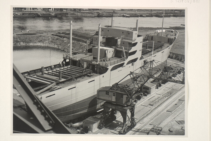 S.5219(12)0111; Foto's van de bouw van het Finse vrachtschip ss. 'Pamilo' voor Enso Gutzeit te Helsinki op de dwarshelling van de ASM; fotoreportage