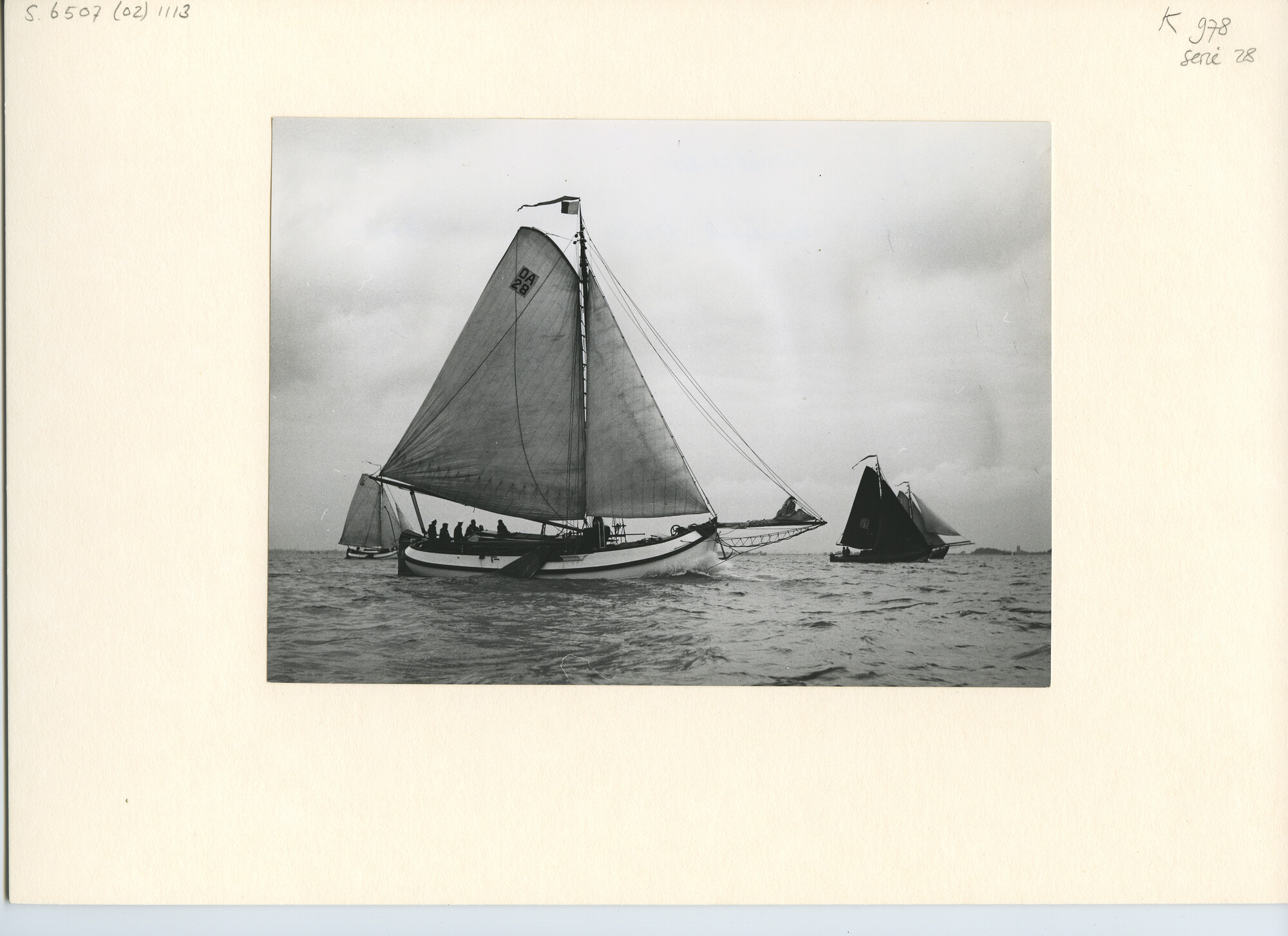 S.6507(02)1113.04; Zwart-wit foto van de Lemsteraak Halley (28 OA) en de hoogaars Banjaard (16 OB); foto