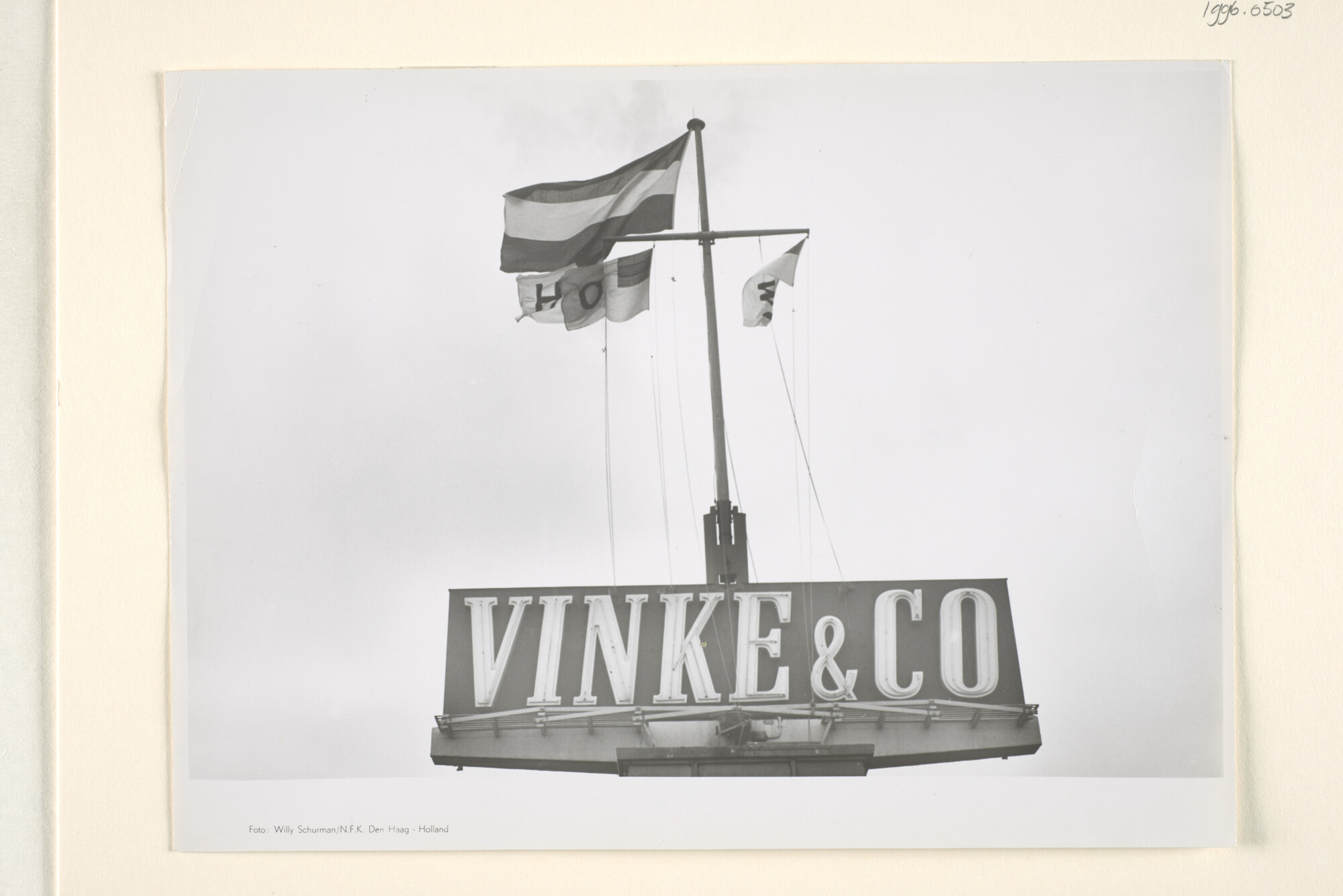 1996.0503; Naambord van Vinke & Co en de vlaggen van Hillegersberg; foto
