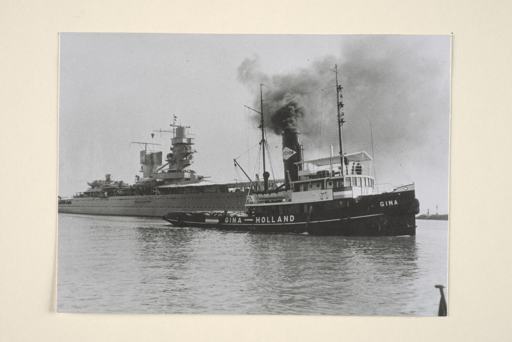 1994.7061; De aankomst van de kruiser Hr.Ms. 'De Ruyter' te Tandjong Perak (Soerabaja), onder begeleiding van de sleepboot 'Gina' van de NISHM; foto
