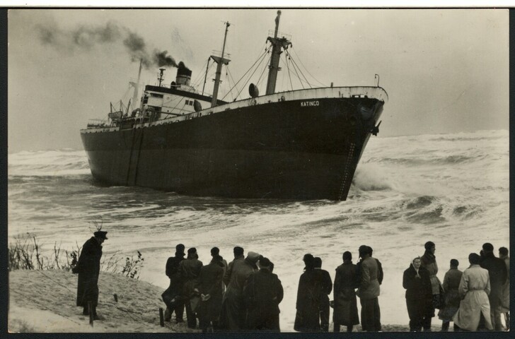 S.6408(1129); Belangstelling voor het op de kust van Bergen gestrande Panamese vrachtschip [...]; prentbriefkaart