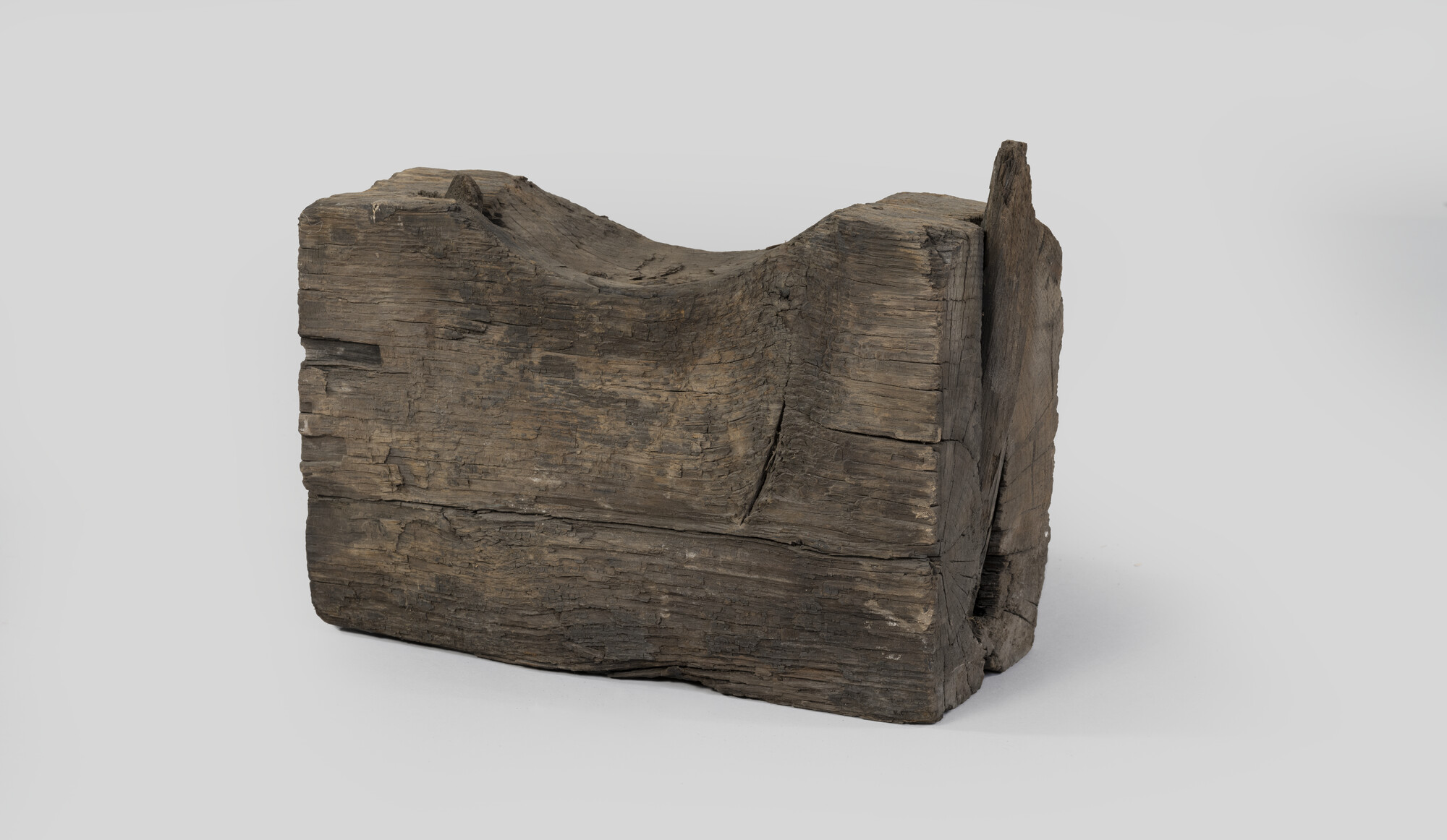 2024.0380; Scheepsdeel, eikenhout, ziet er uit als archeologisch gevonden hout; scheepsonderdeel