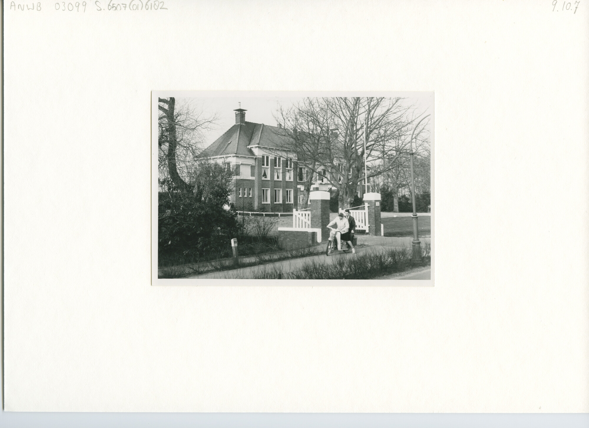 S.6507(01)6182; Foto van het clubhuis te Paterswolde gezien vanaf de Meerweg; foto