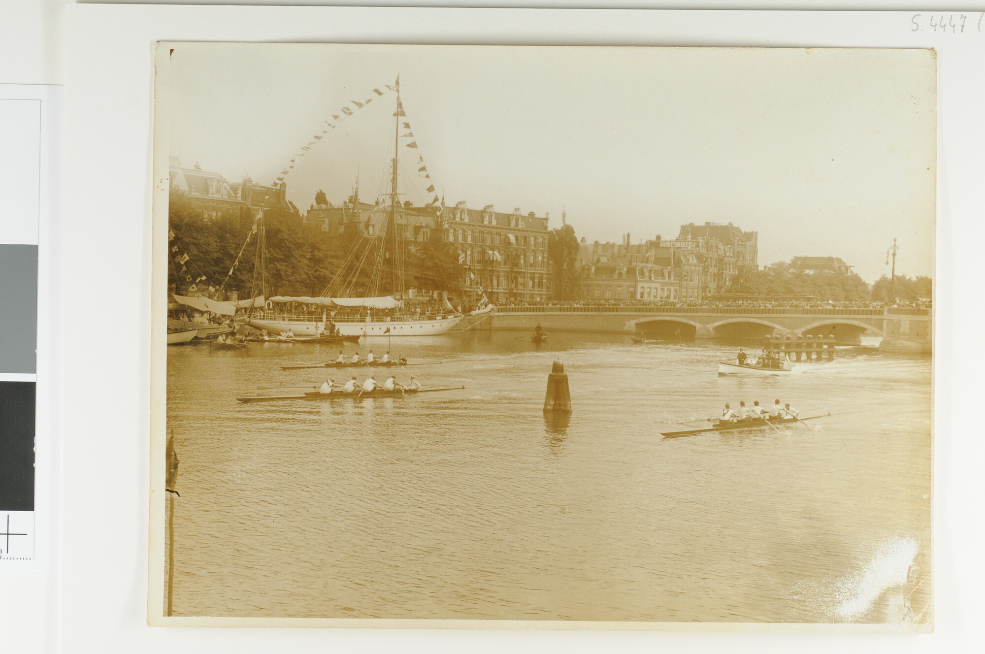 S.4447(18); Roeiwedstrijd van de Koninklijke Zeil- en Roei Vereeniging op de Amstel; foto