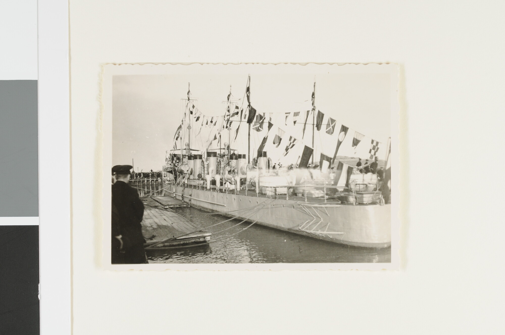 A.2867(01)092; De torpedoboten Hr.Ms. 'Z 7' en 'Z 8', gepavioseerd, afgemeerd in Den Helder; foto