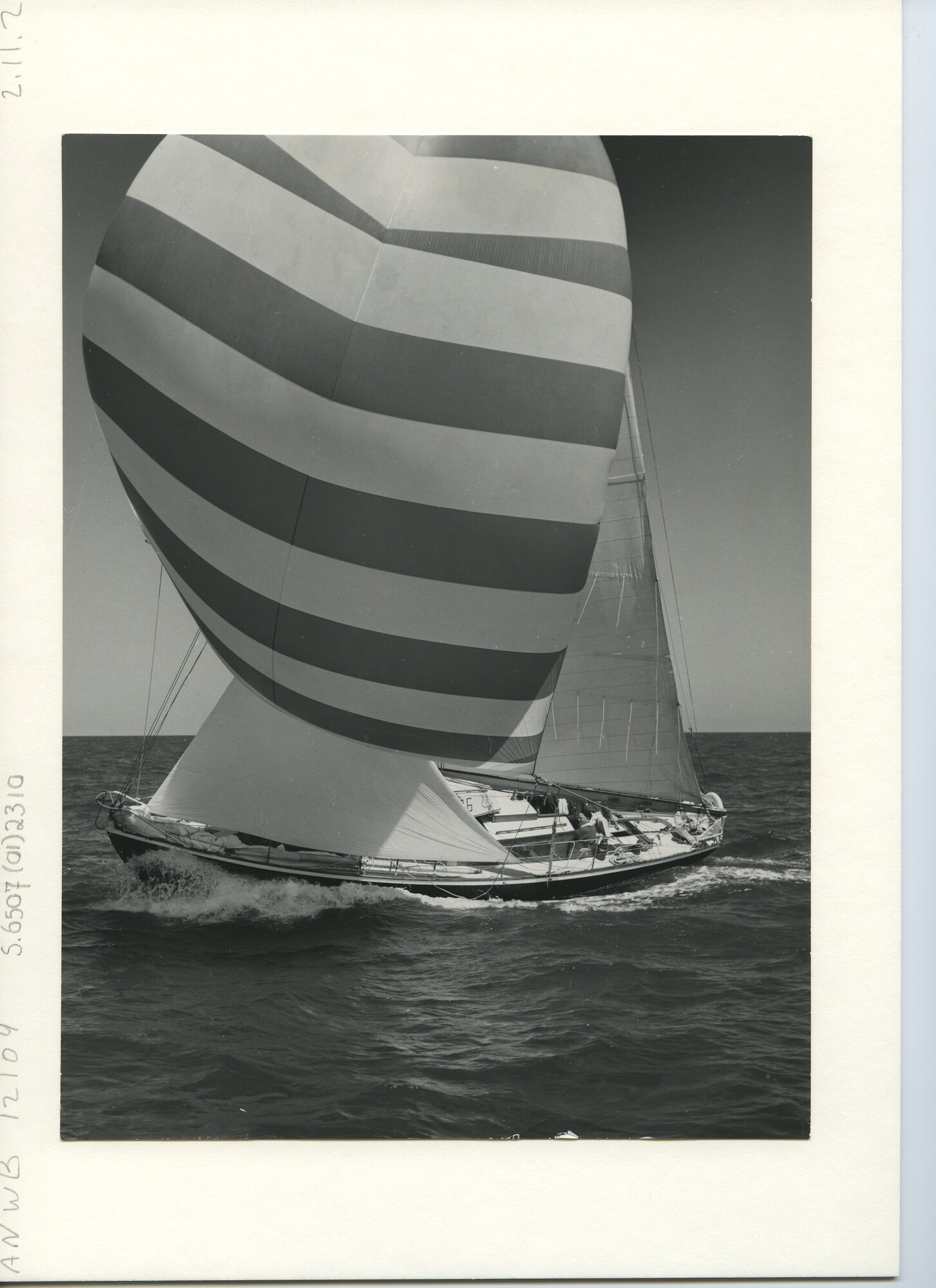 S.6507(01)2310; Foto van het zeiljacht Orion op volle zee halve wind onder spinnaker; foto