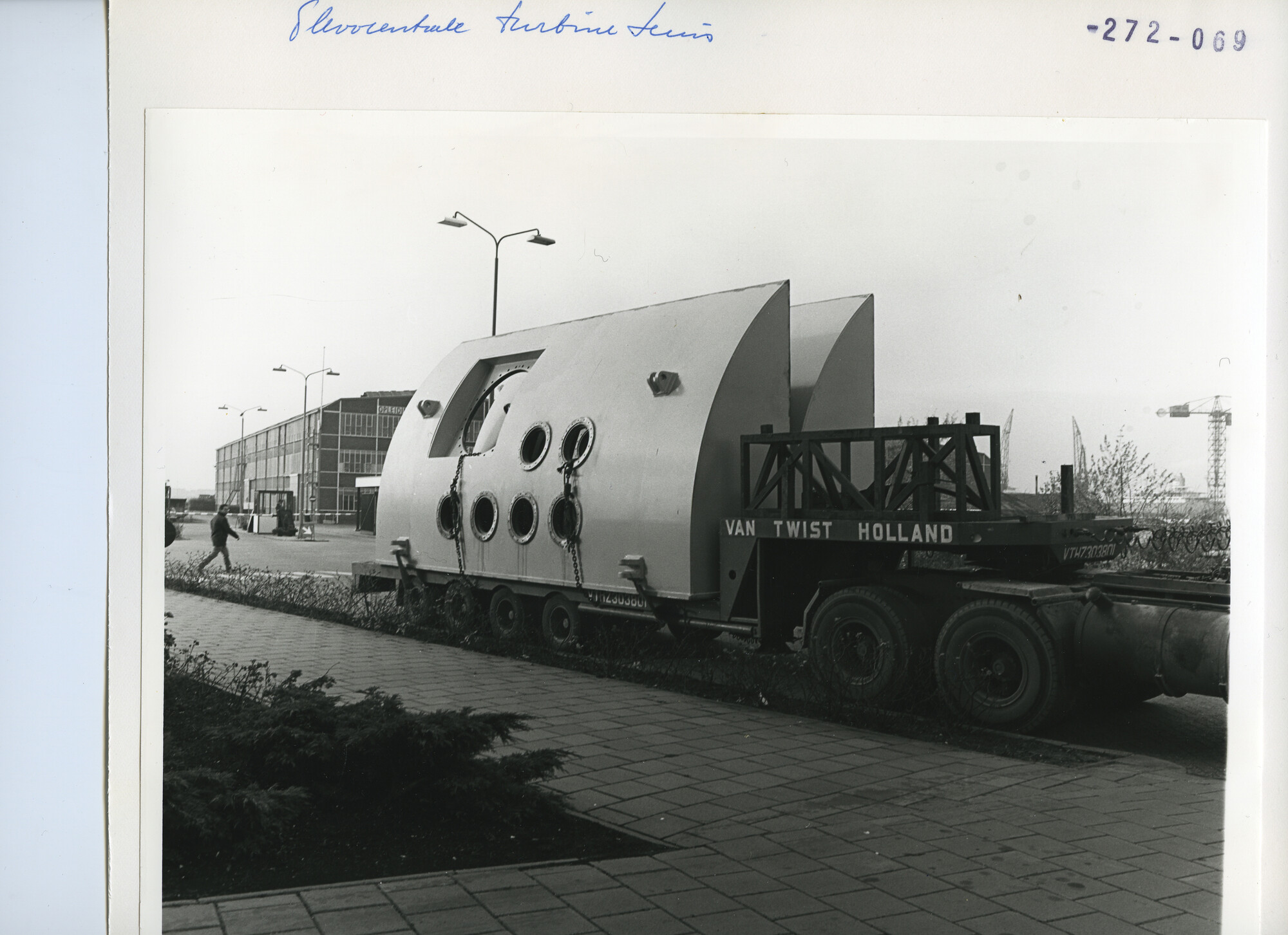 S.5444(5438)2; Foto van een transport van een turbinehuis; foto