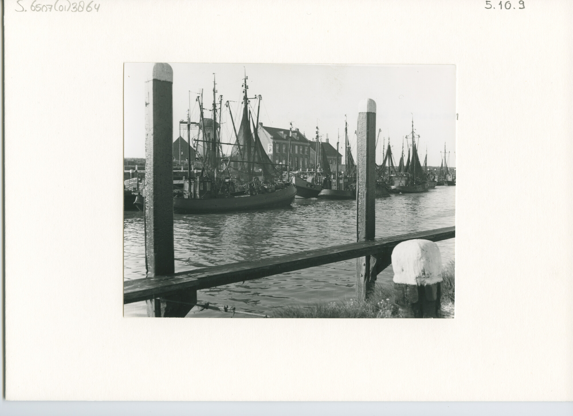 S.6507(01)3864; Vissersschepen afgemeerd in de haven van Stellendam; foto