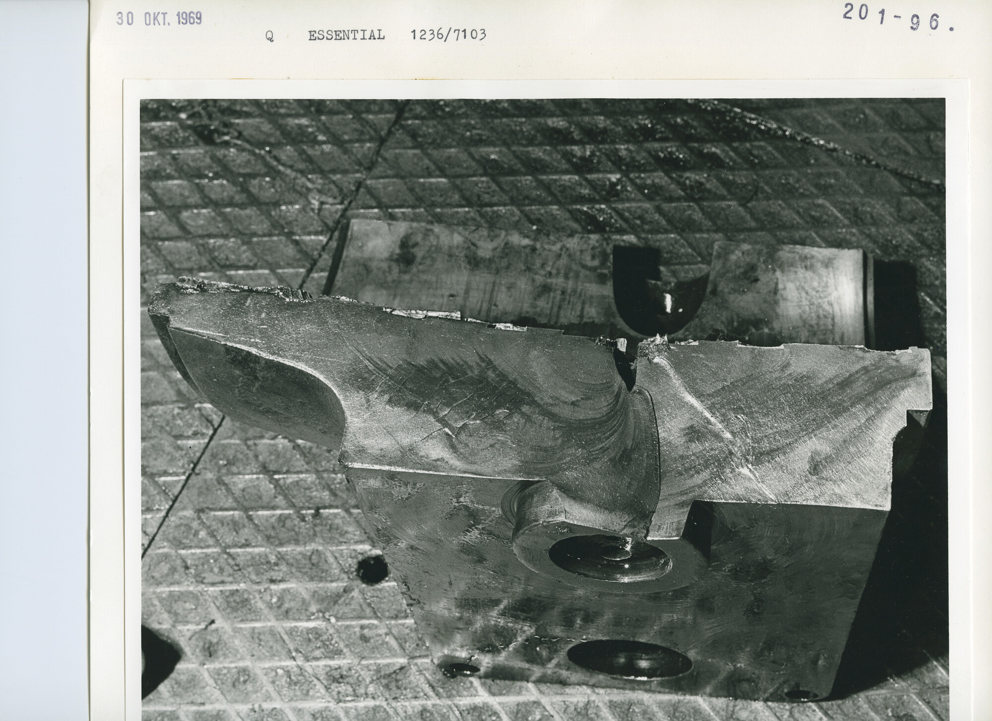 S.5444(5068)04; Foto van schade aan werktuigen in de motorkamer van de Essential; foto