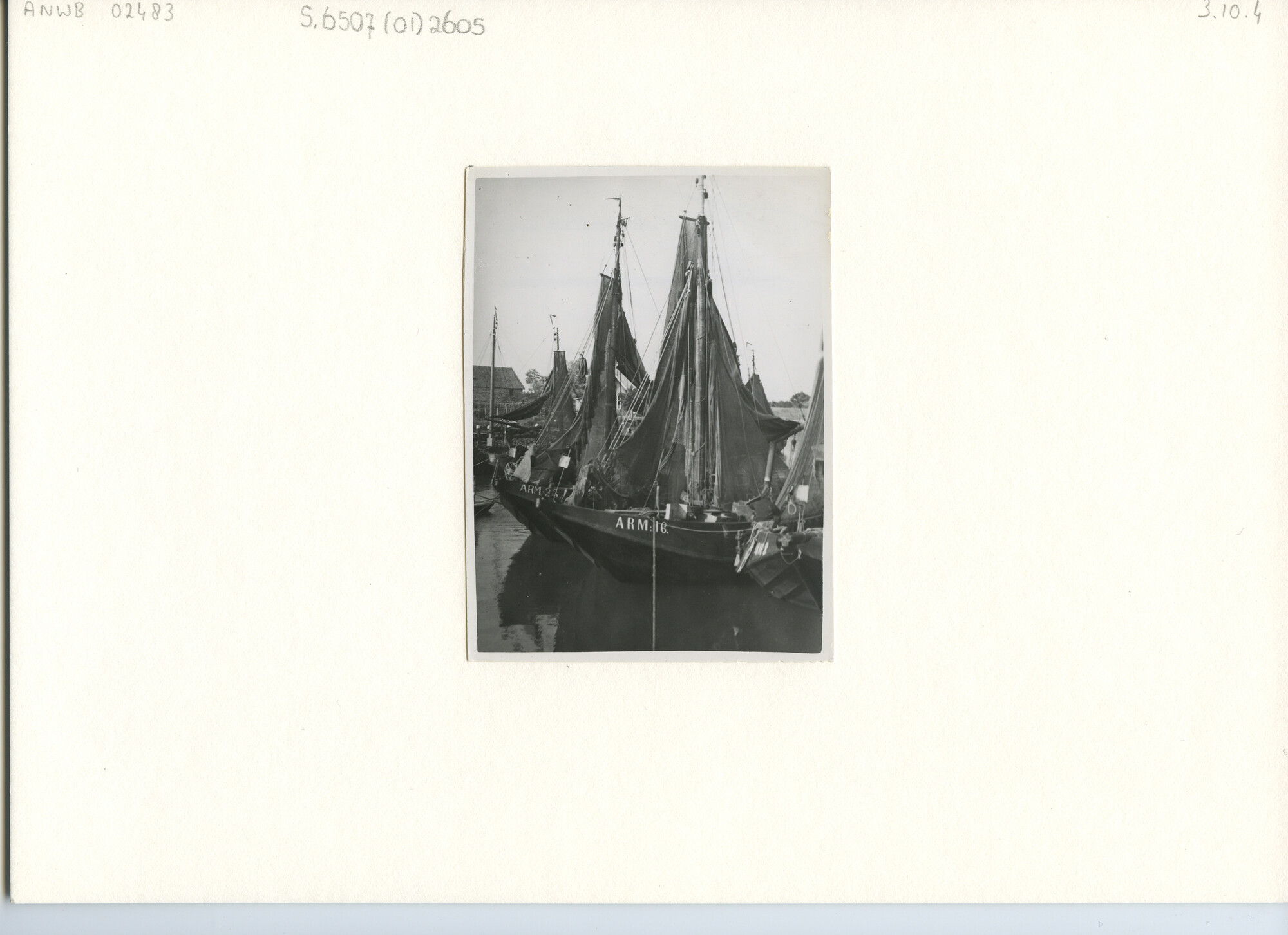 S.6507(01)2605; Twee hoogaars vissersschepen afgemeerd in een haven met netten in het want, ARM 16 en ARM 23; foto
