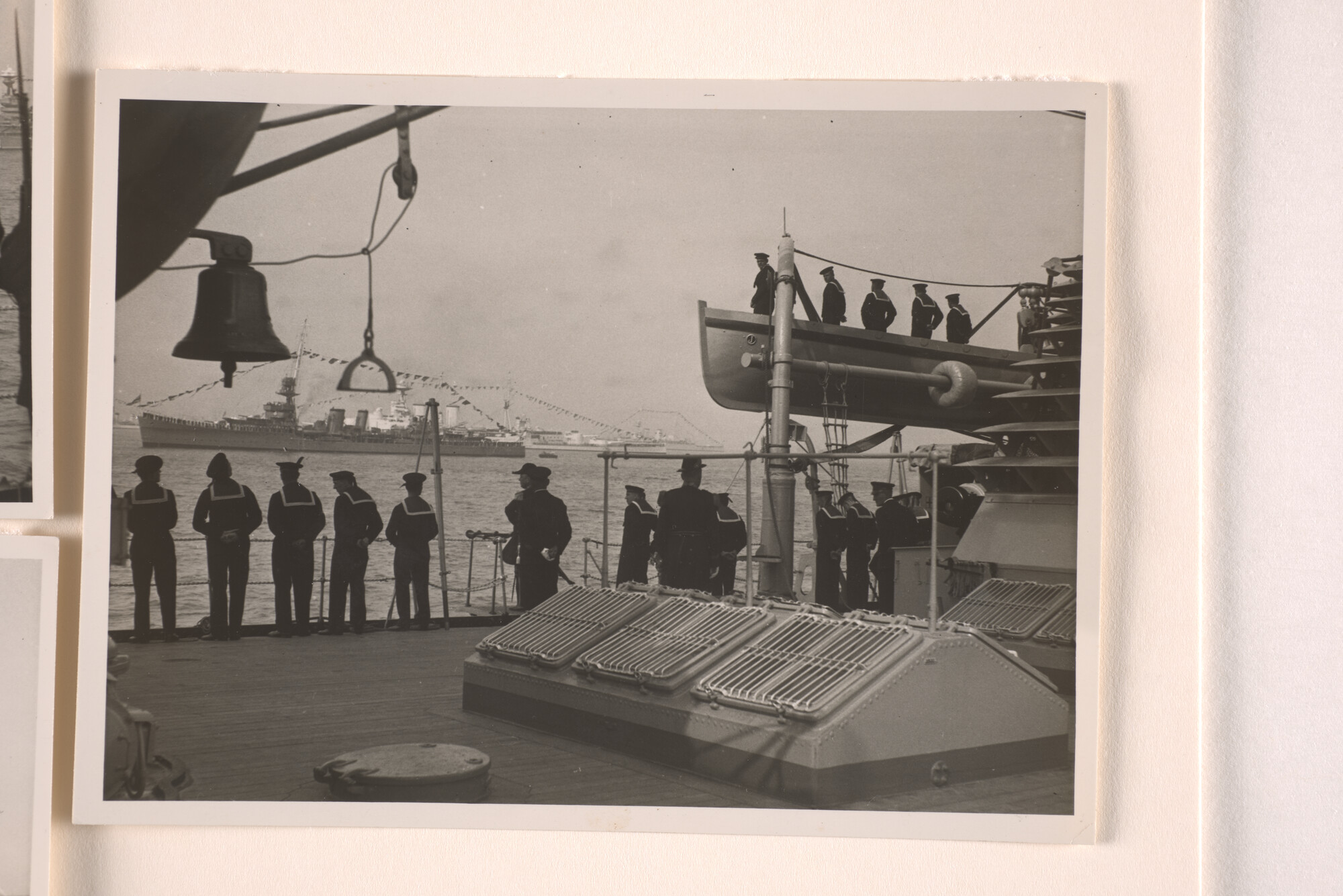 1996.3765; Fotos van de kruiser Hr.Ms. Java, gepavoiseerd, tijdens de vlootrevue bij [...]; fotoreportage