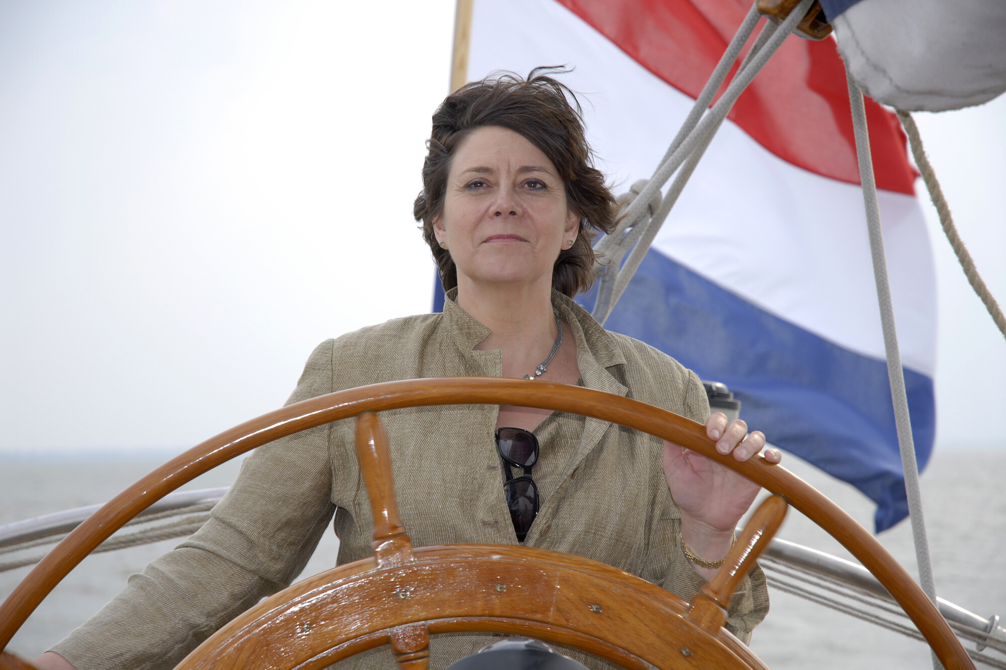2010.0291; Digitale foto van Rita Verdonk aan het stuurwiel van een zeilschip; digitaal bestand