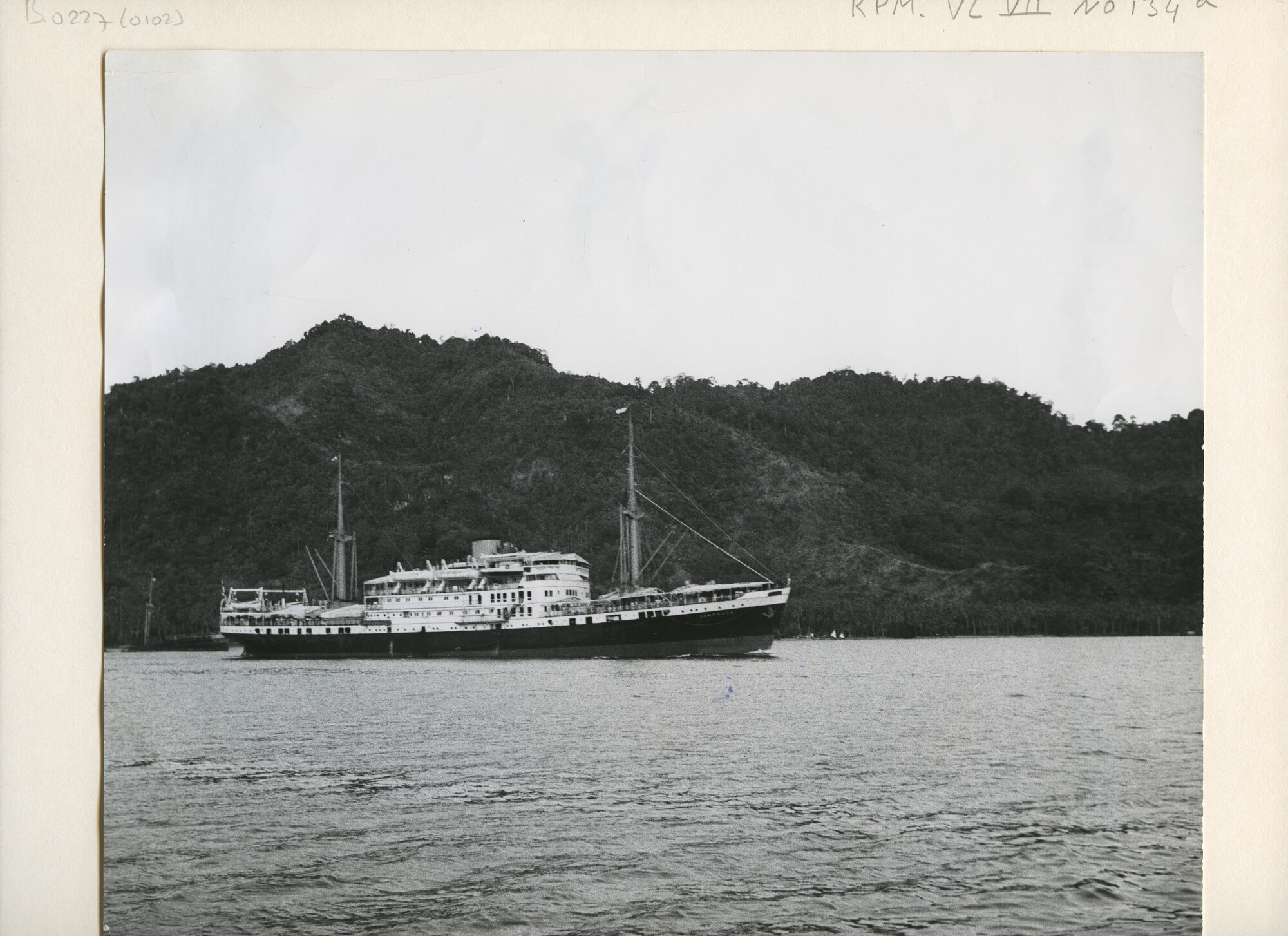 B.0227(0102); Het ms. 'Camphuys' vertrekt uit Padang; foto