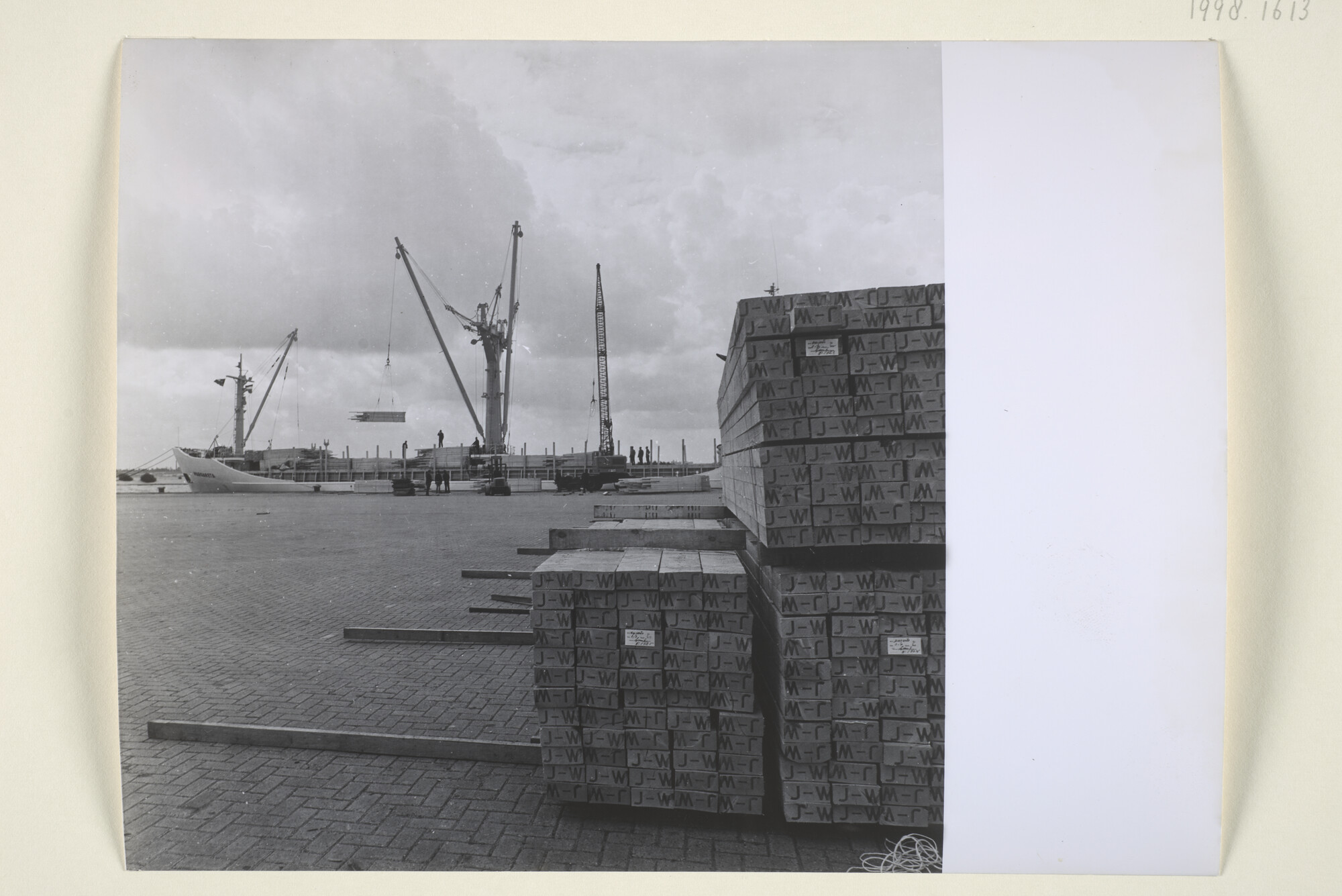 1998.1613; Foto's van overslag van gepakketteerd zachthout vanaf een het Zweedse vrachtschip ms. 'Margaretha' bij de Suezhaven te Amsterdam [...]; fotoreportage